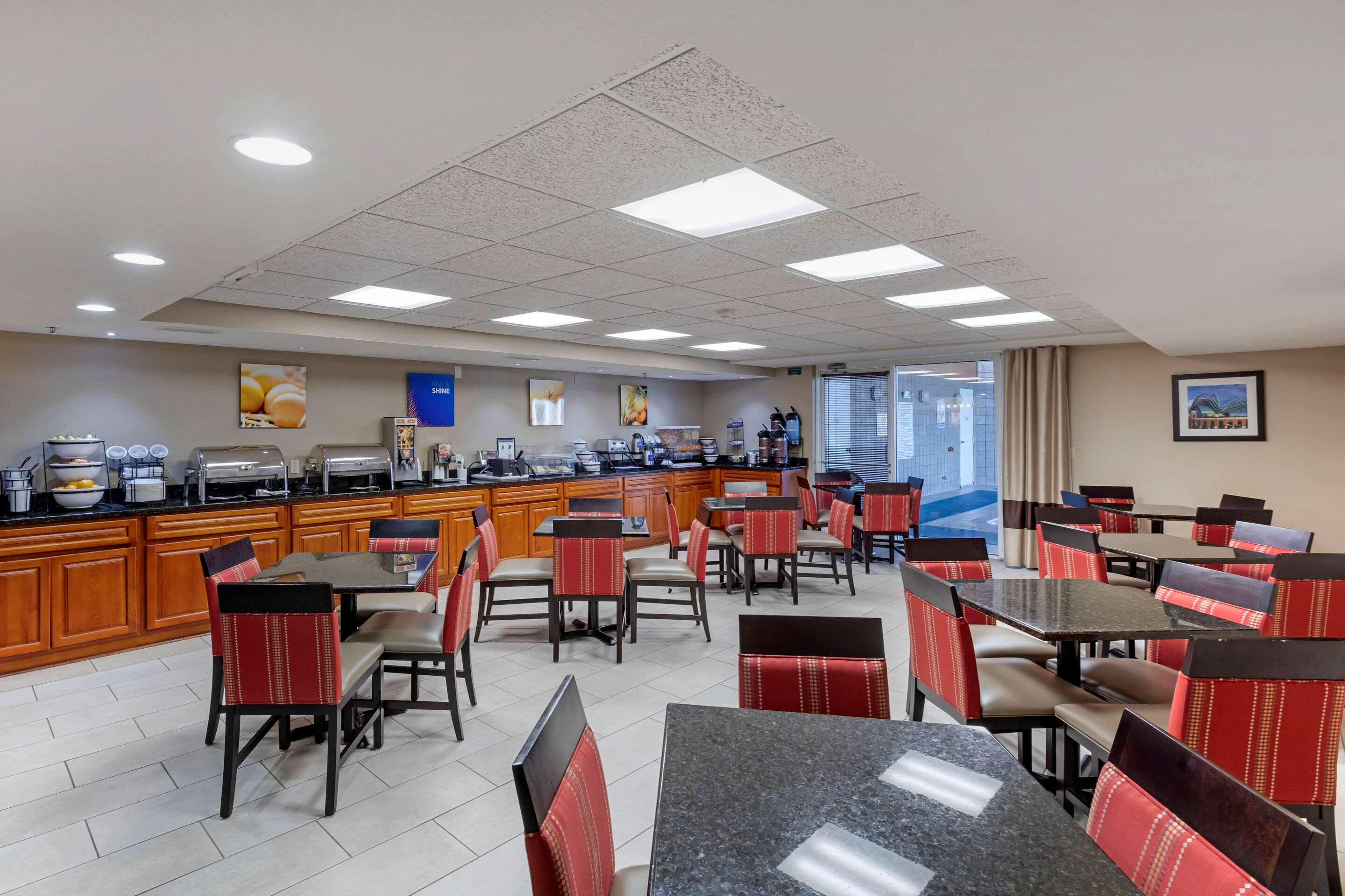 Enjoy breakfast in this seating area | Comfort Inn & Suites Jackson - West Bend