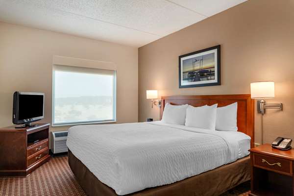 Suite - Clarion Suites Alliant Energy Center Madison