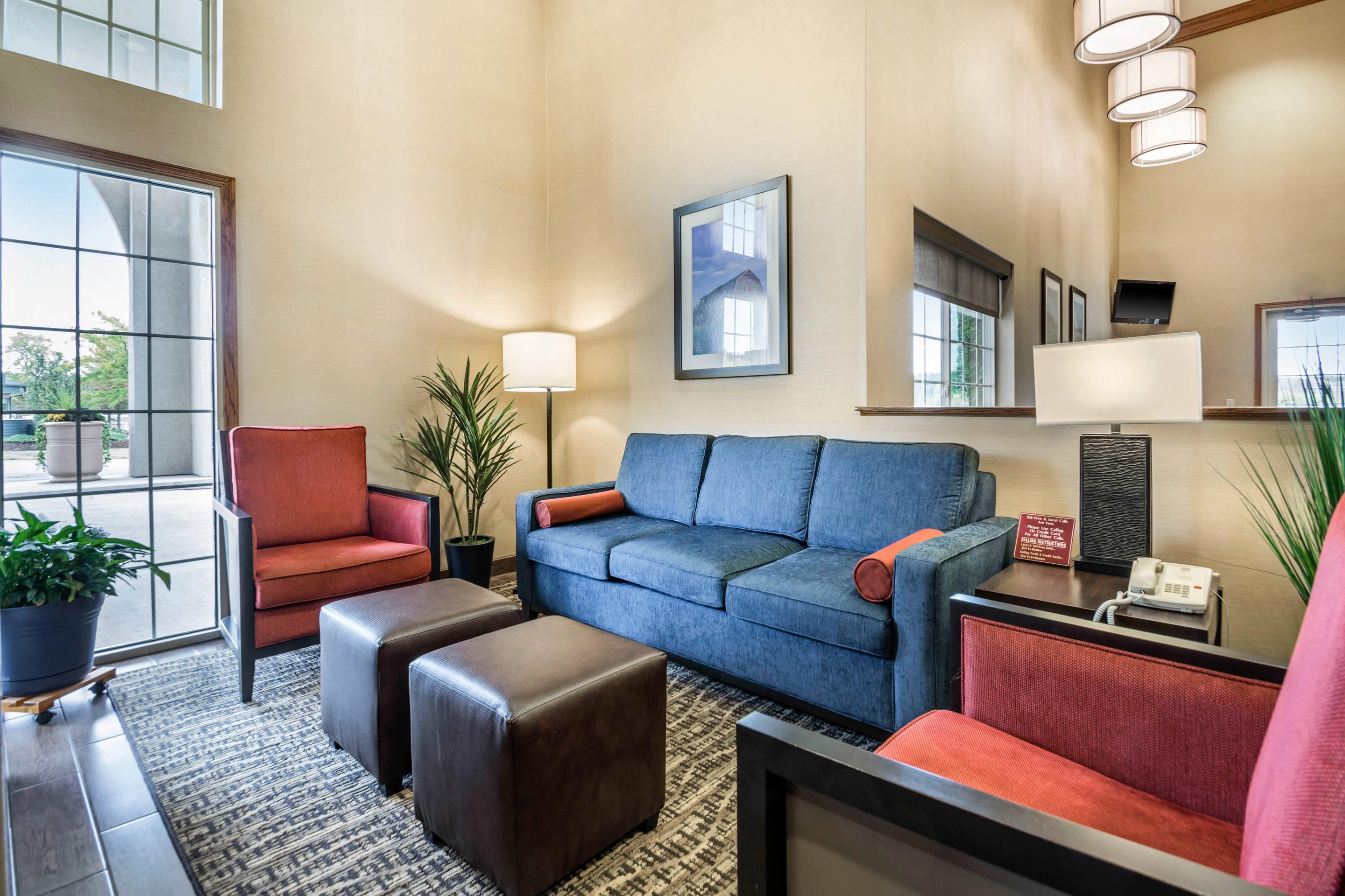 Hotel lobby | Comfort Suites at Par 4 Resort