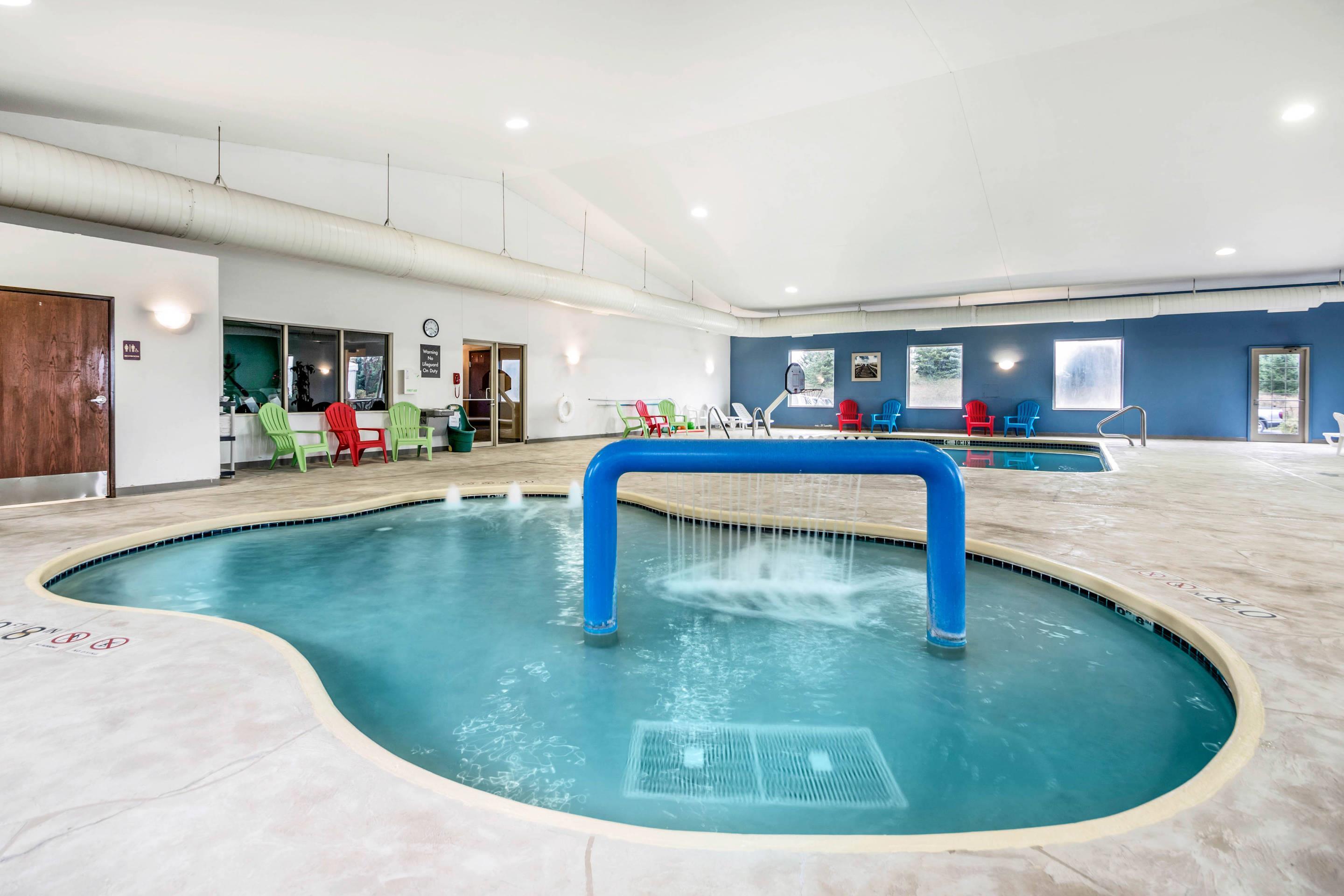Indoor pool with hot tub | Comfort Suites at Par 4 Resort