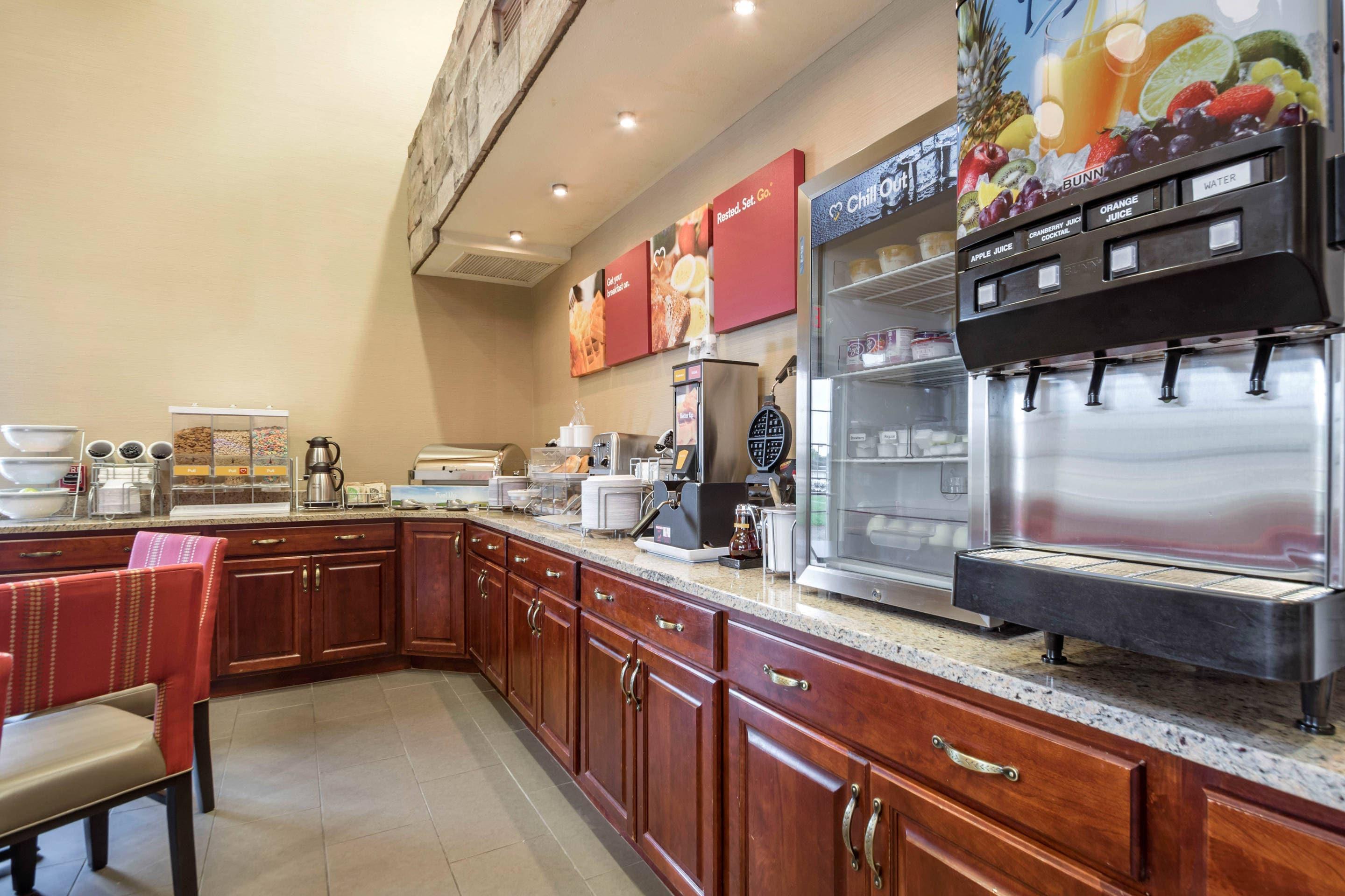 Breakfast area | Comfort Suites at Par 4 Resort