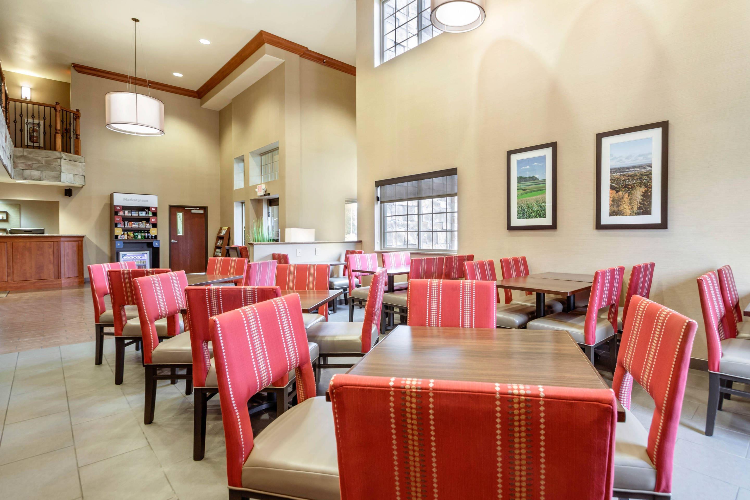 Breakfast area | Comfort Suites at Par 4 Resort
