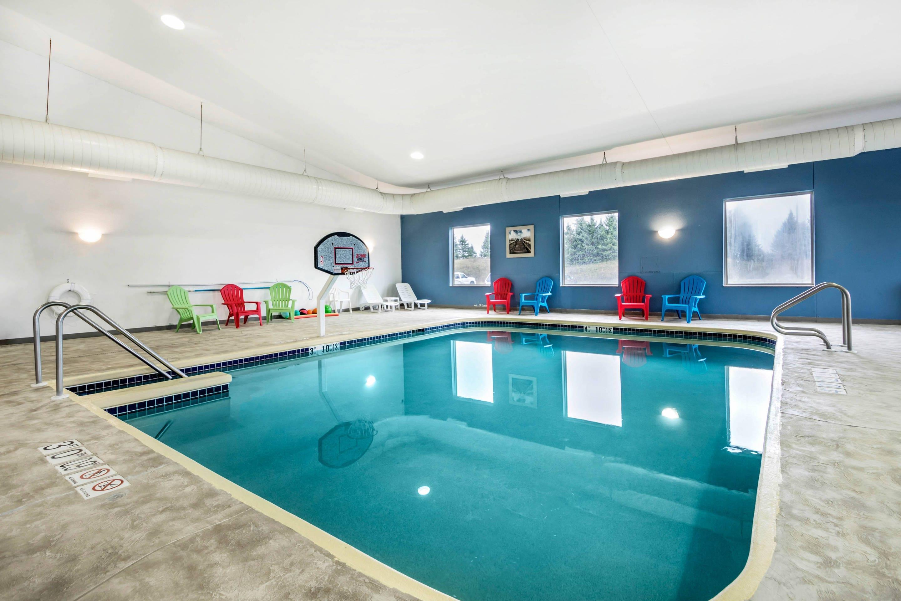 Indoor pool with hot tub | Comfort Suites at Par 4 Resort