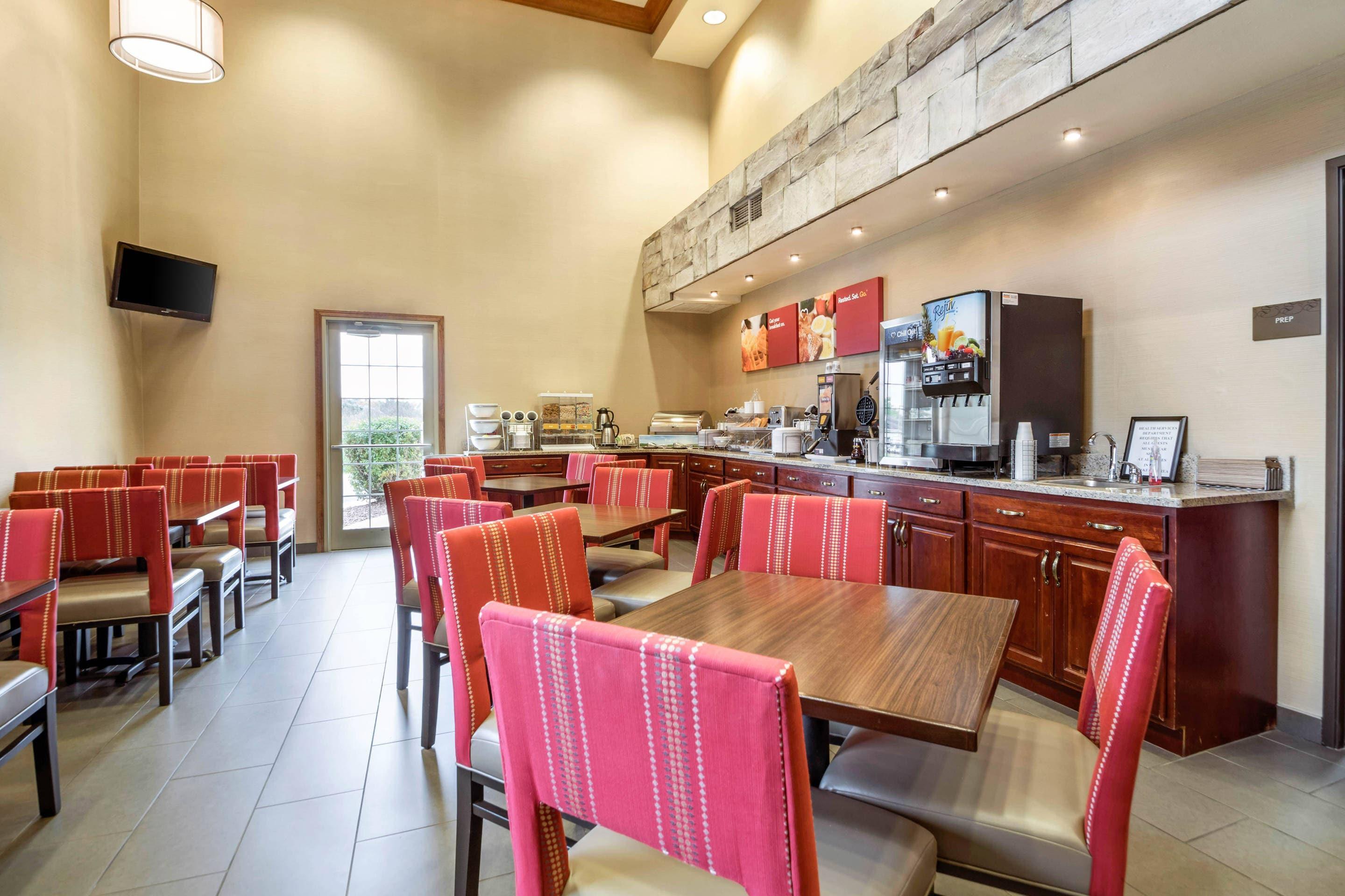Breakfast area | Comfort Suites at Par 4 Resort