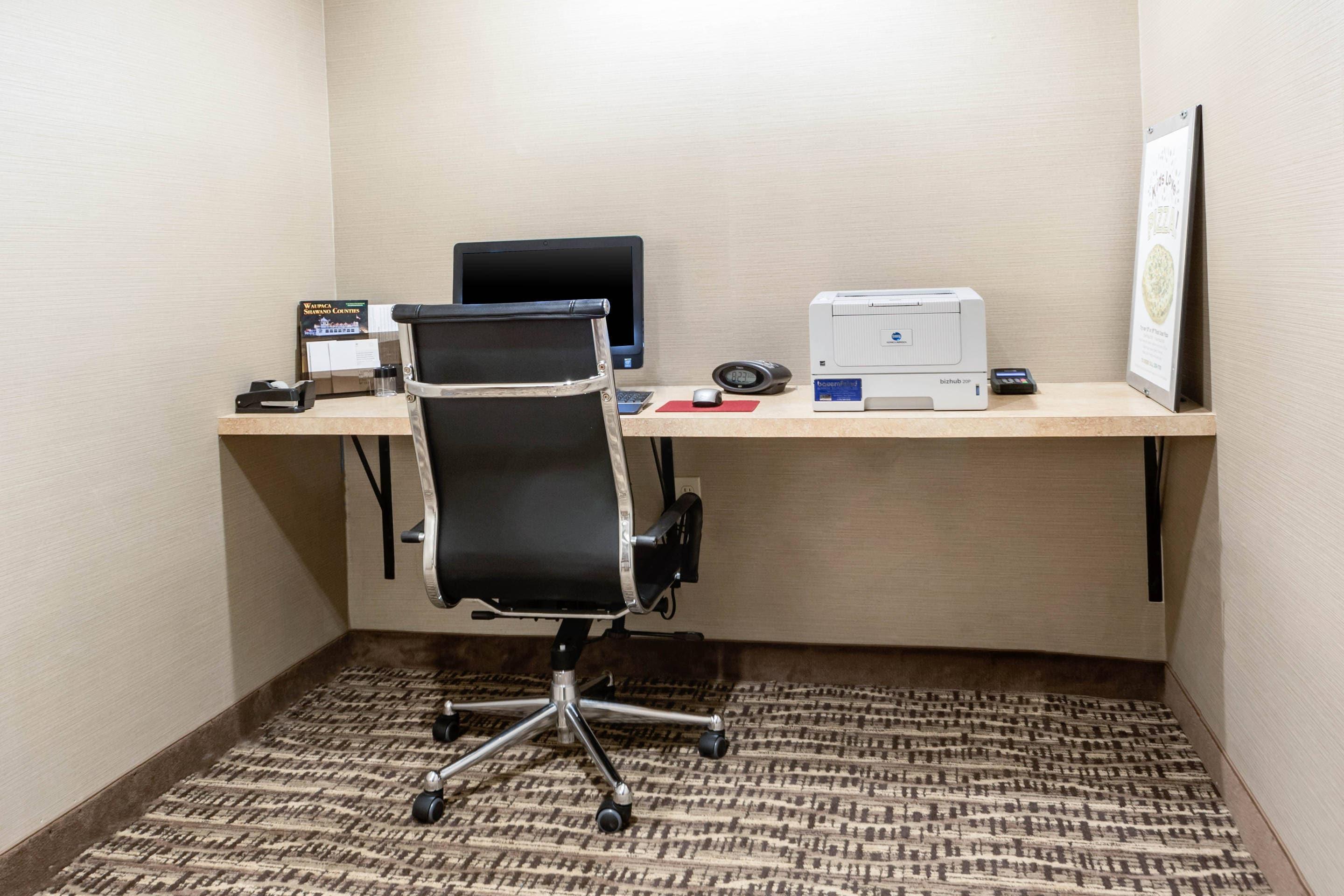 Business center | Comfort Suites at Par 4 Resort