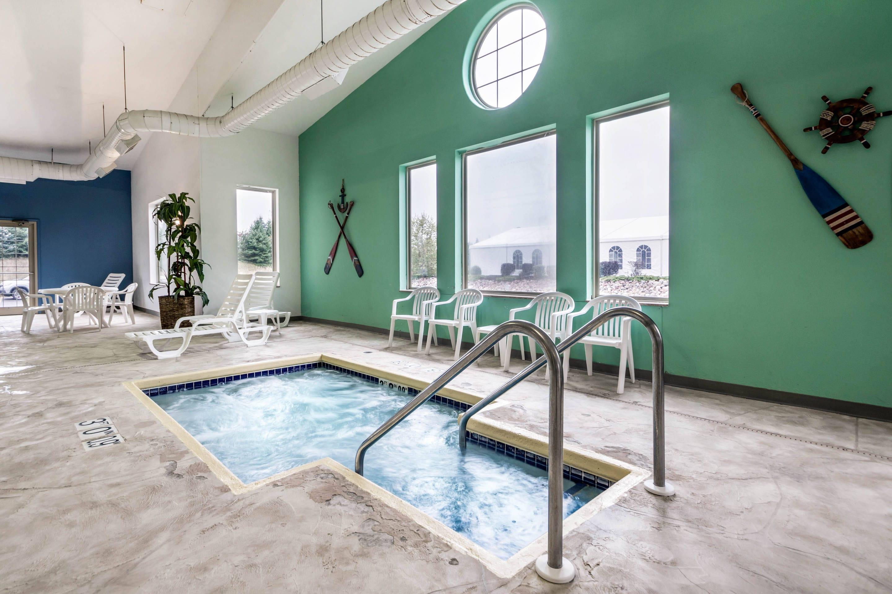 Indoor pool with hot tub | Comfort Suites at Par 4 Resort