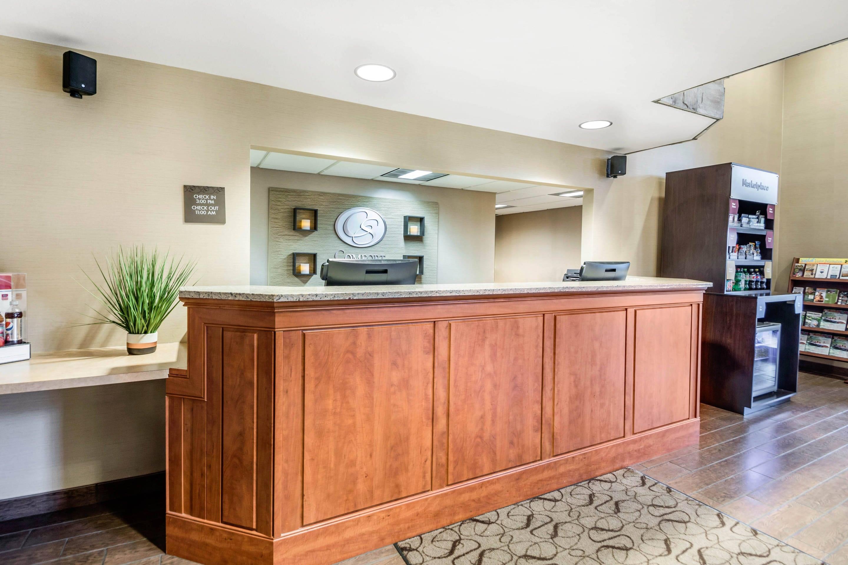 Hotel lobby | Comfort Suites at Par 4 Resort