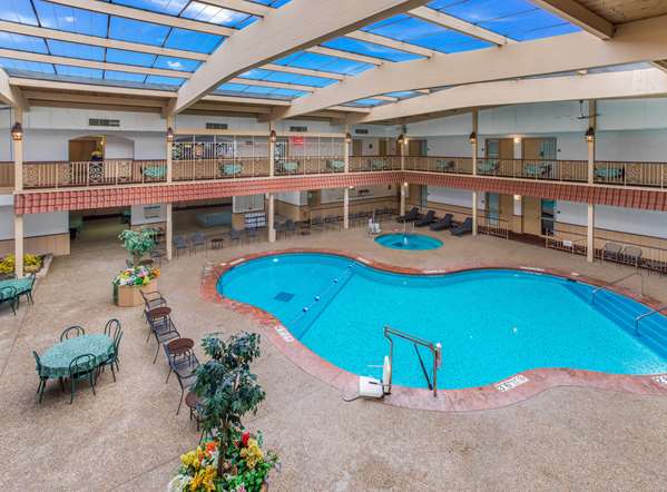 Pool - Quality Inn & Suites Green Bay