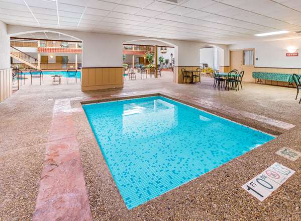 Pool - Quality Inn & Suites Green Bay