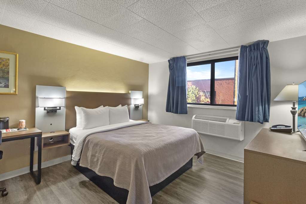 QUALITY INN AND SUITES GREENBAY DOW-guestroom-Guest Room,On-Site.jpg