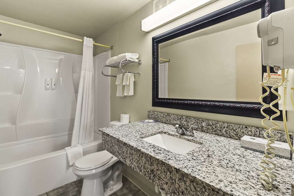 QUALITY INN AND SUITES GREENBAY DOW-guestroom-Guest Room,Bathroom,On-Site.jpg