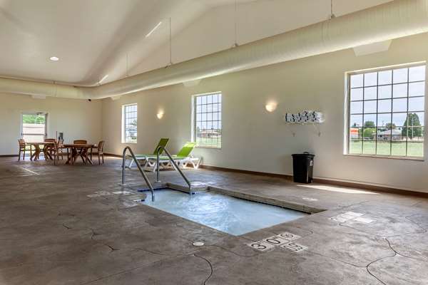 Pool - Comfort Suites Delavan