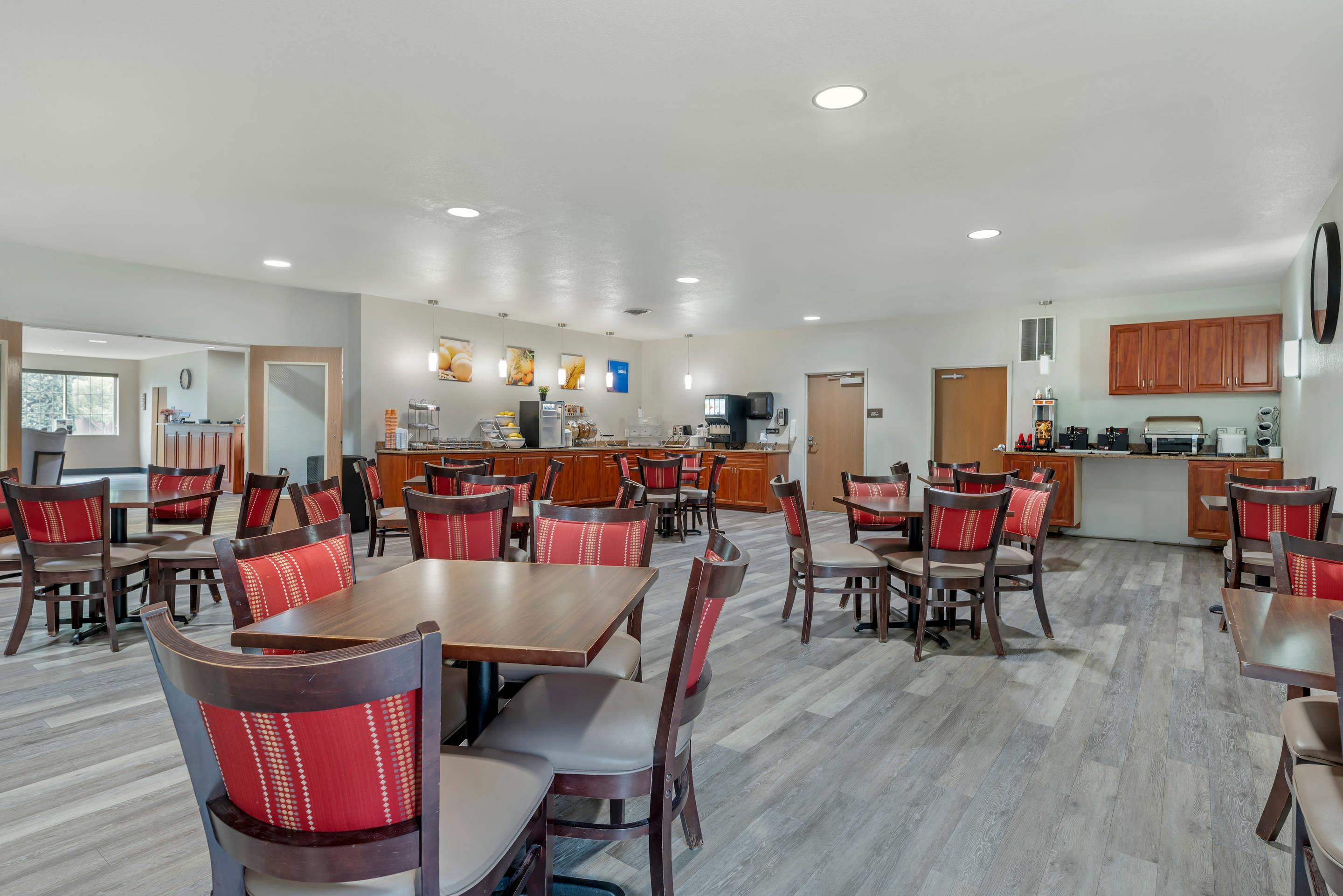 Enjoy breakfast in this seating area | Comfort Suites Lake Geneva East
