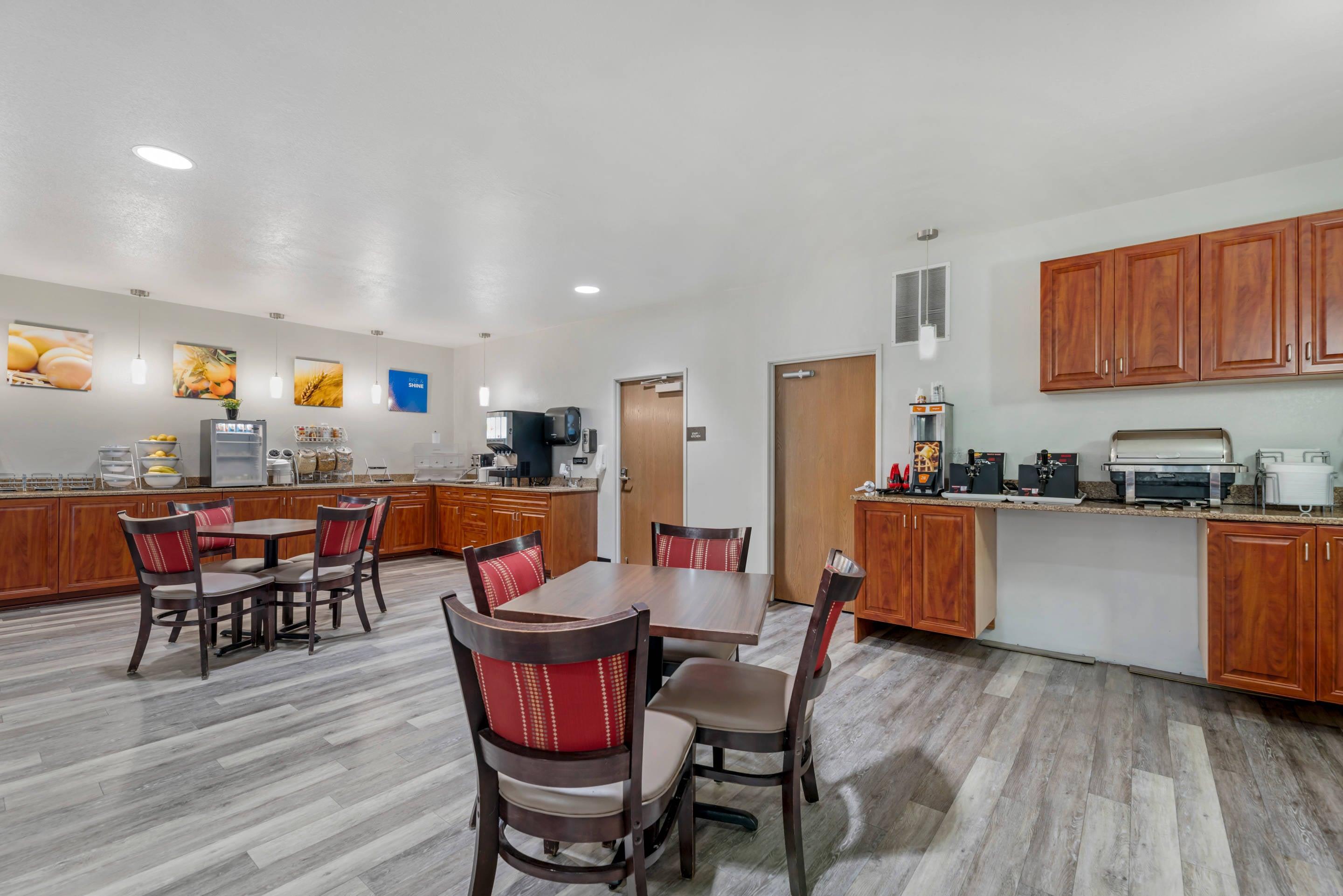 Breakfast area | Comfort Suites Lake Geneva East