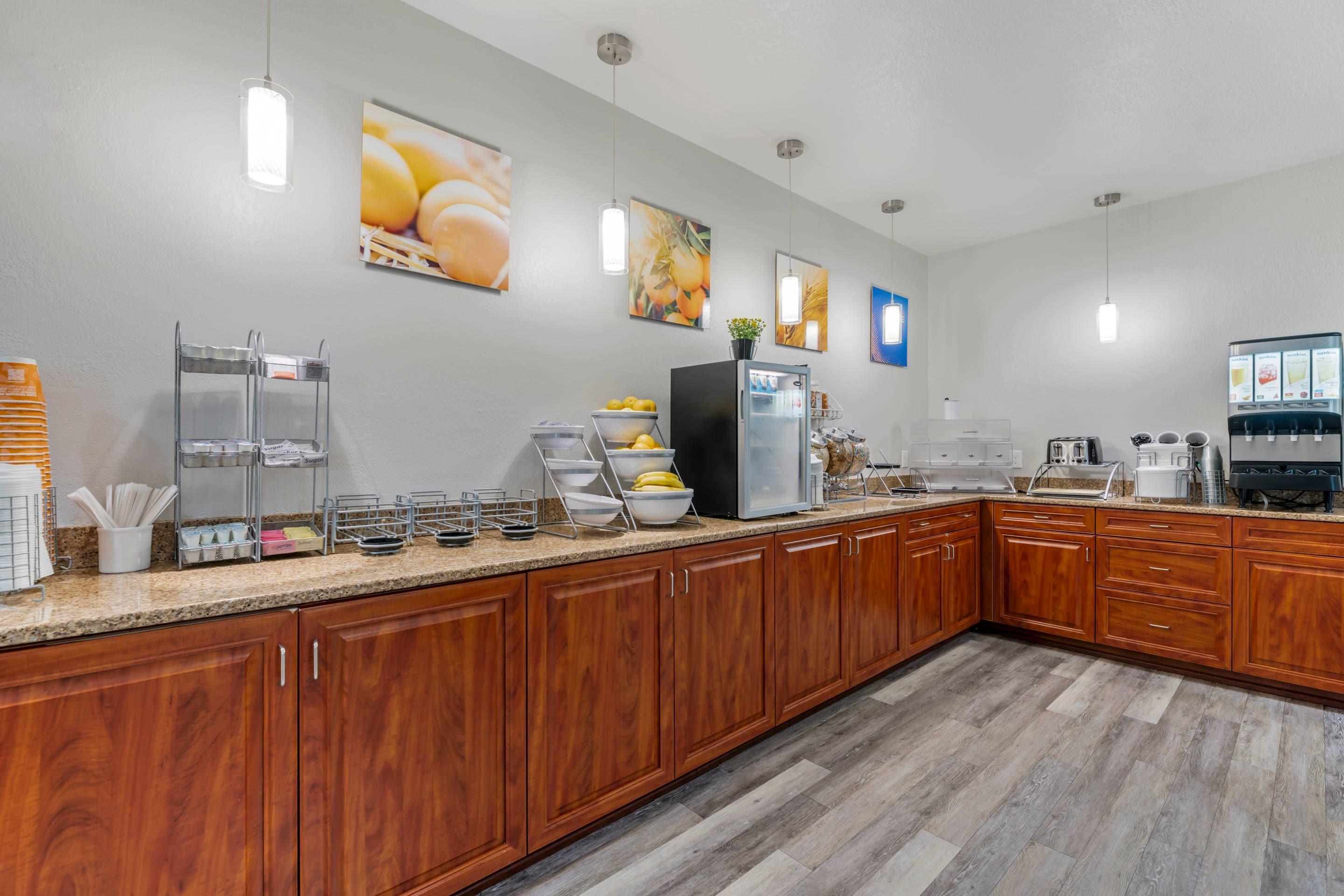 Breakfast counter | Comfort Suites Lake Geneva East