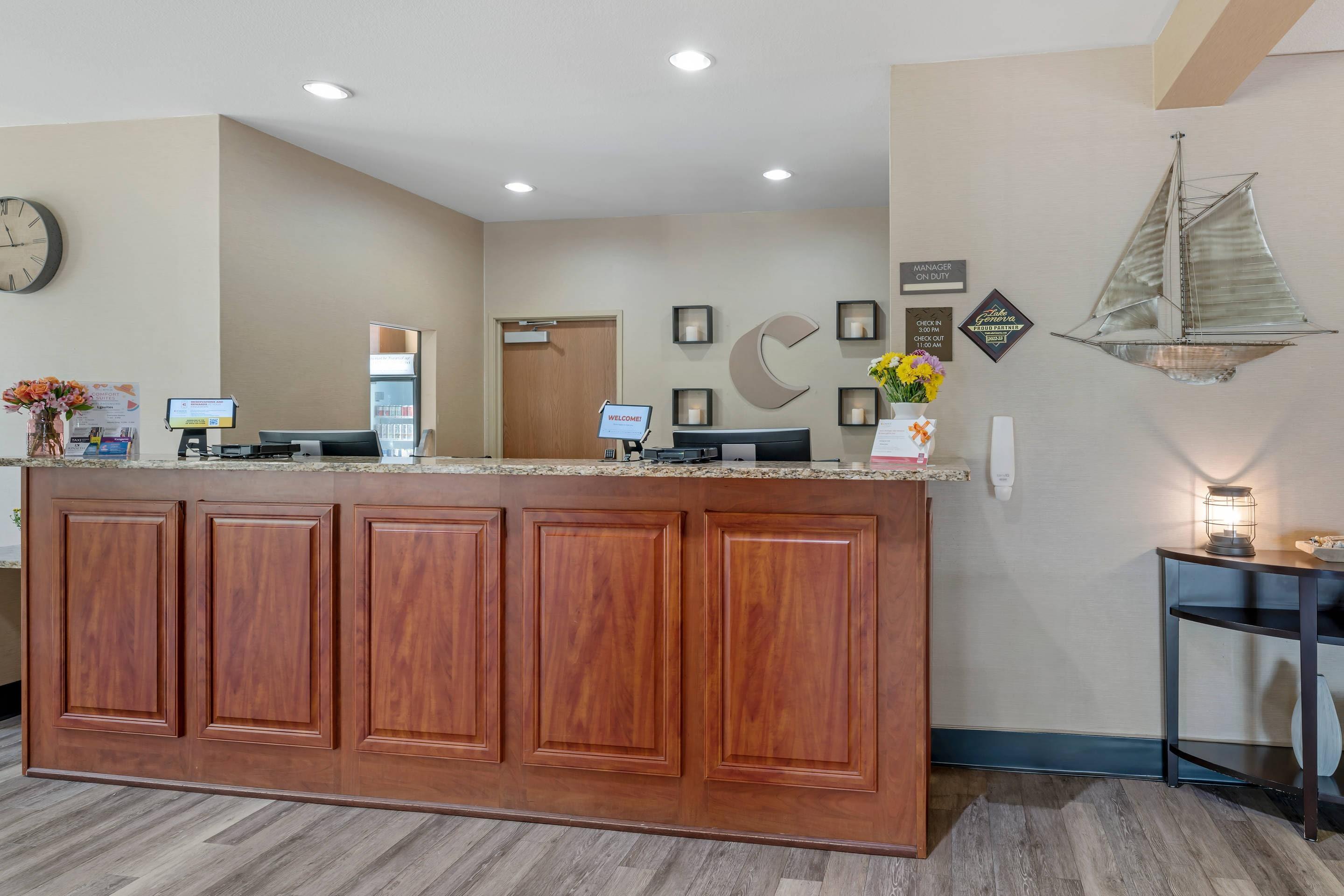 Front desk | Comfort Suites Lake Geneva East