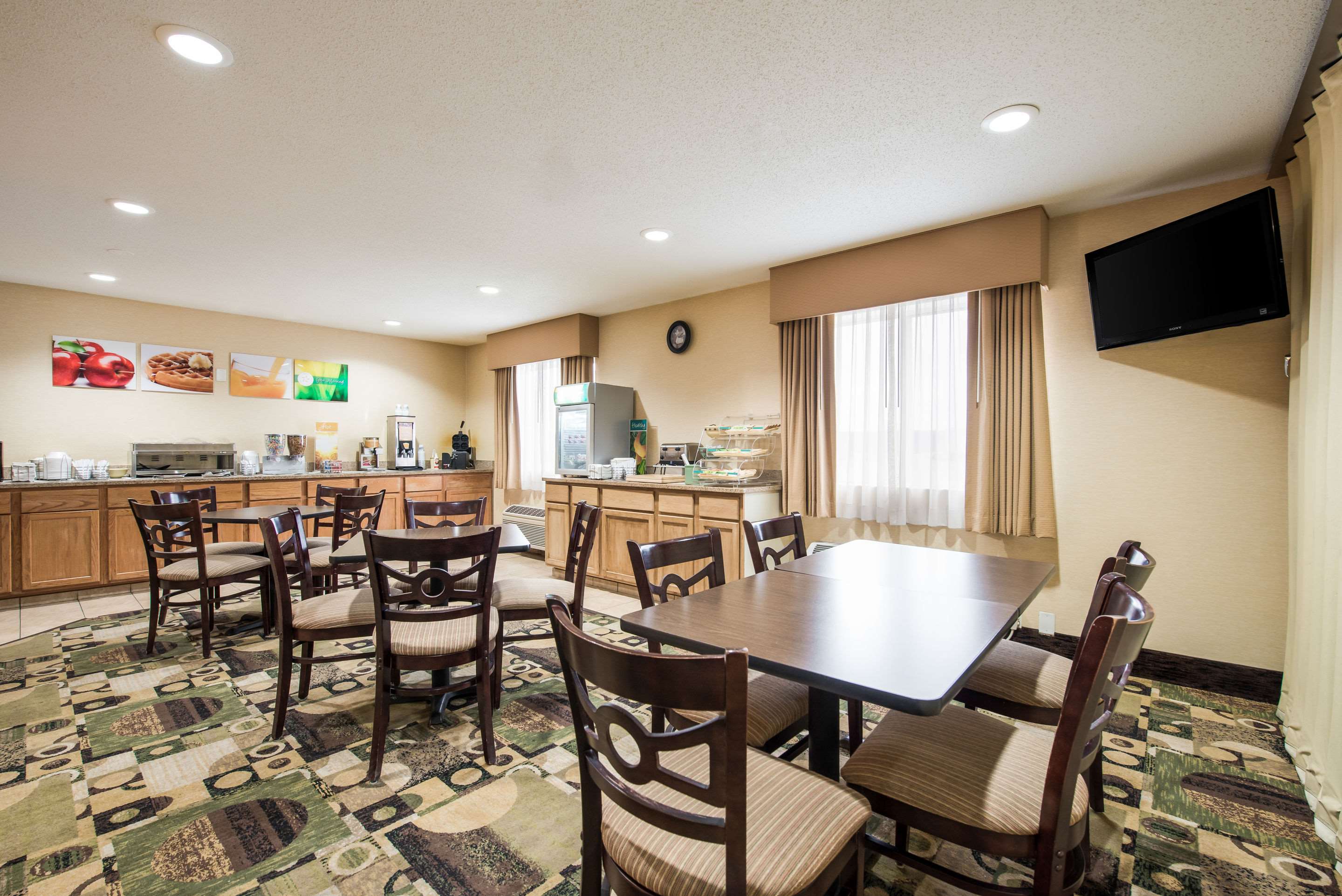 Breakfast area | Quality Inn & Suites