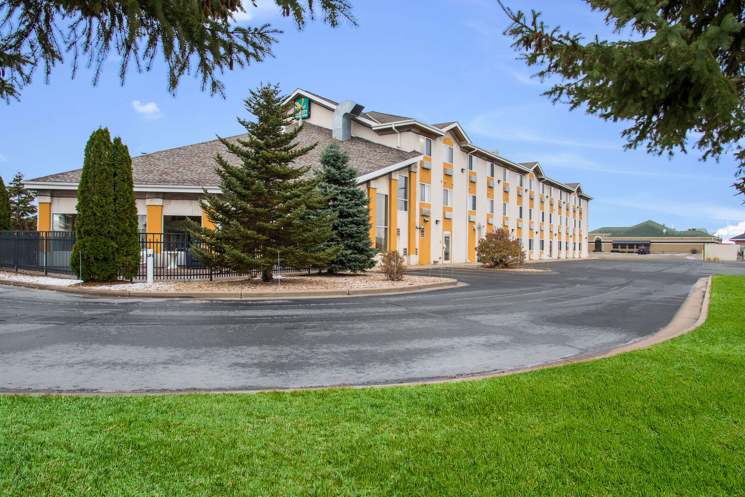 Hotel exterior | Quality Inn & Suites