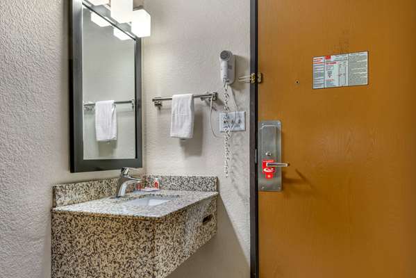  - Econo Lodge La Crosse