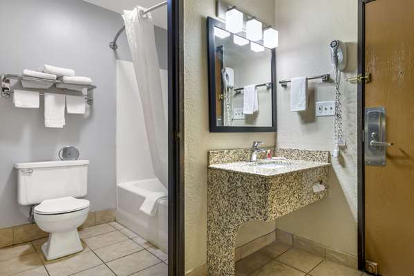  - Econo Lodge La Crosse