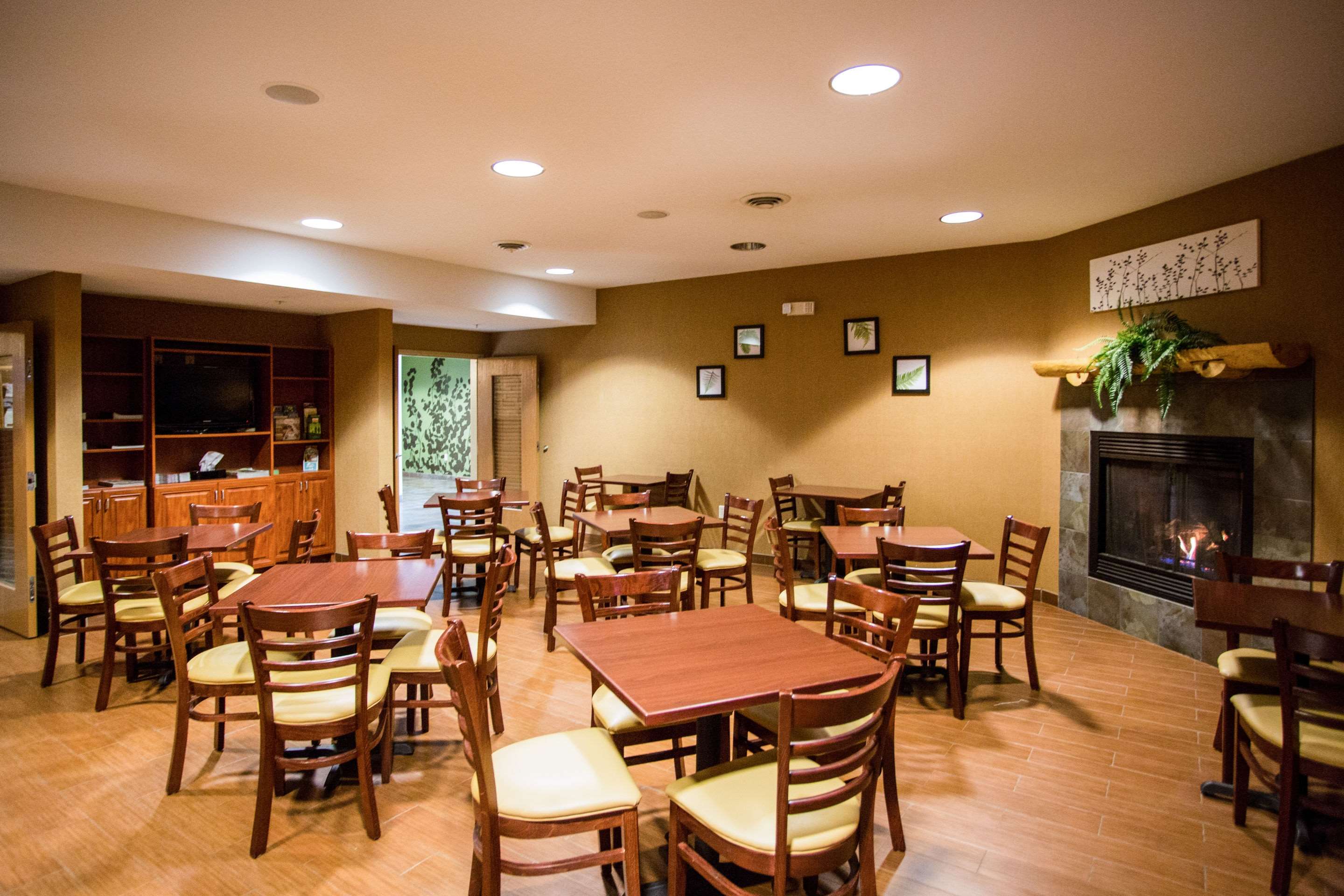 Enjoy breakfast in this seating area | Sleep Inn & Suites Conference Center Eau Claire