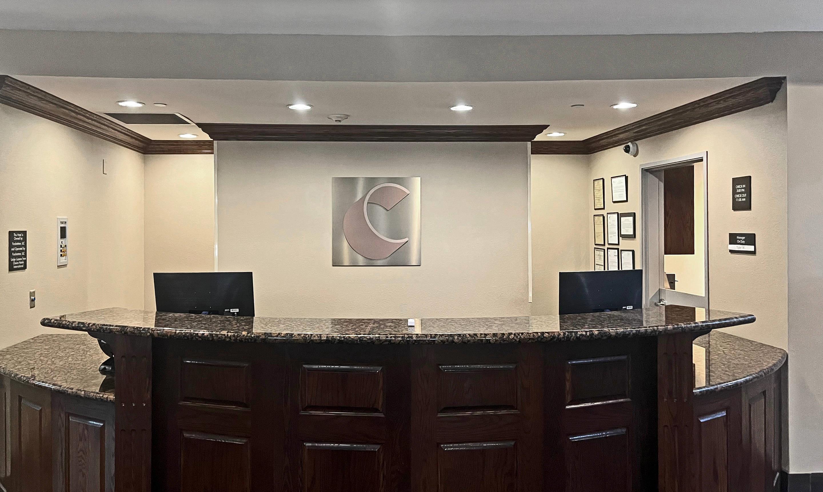 Front desk | Comfort Suites Oshkosh