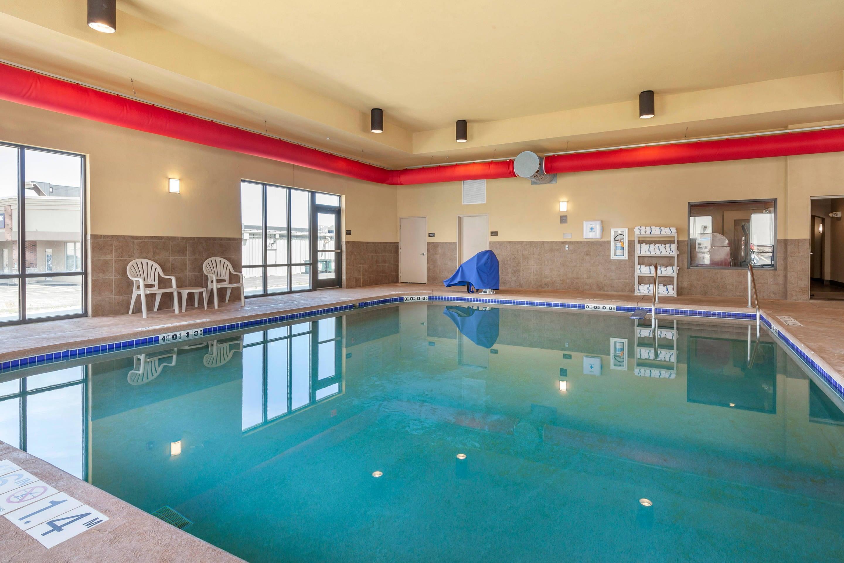 Indoor pool | Comfort Suites Oshkosh