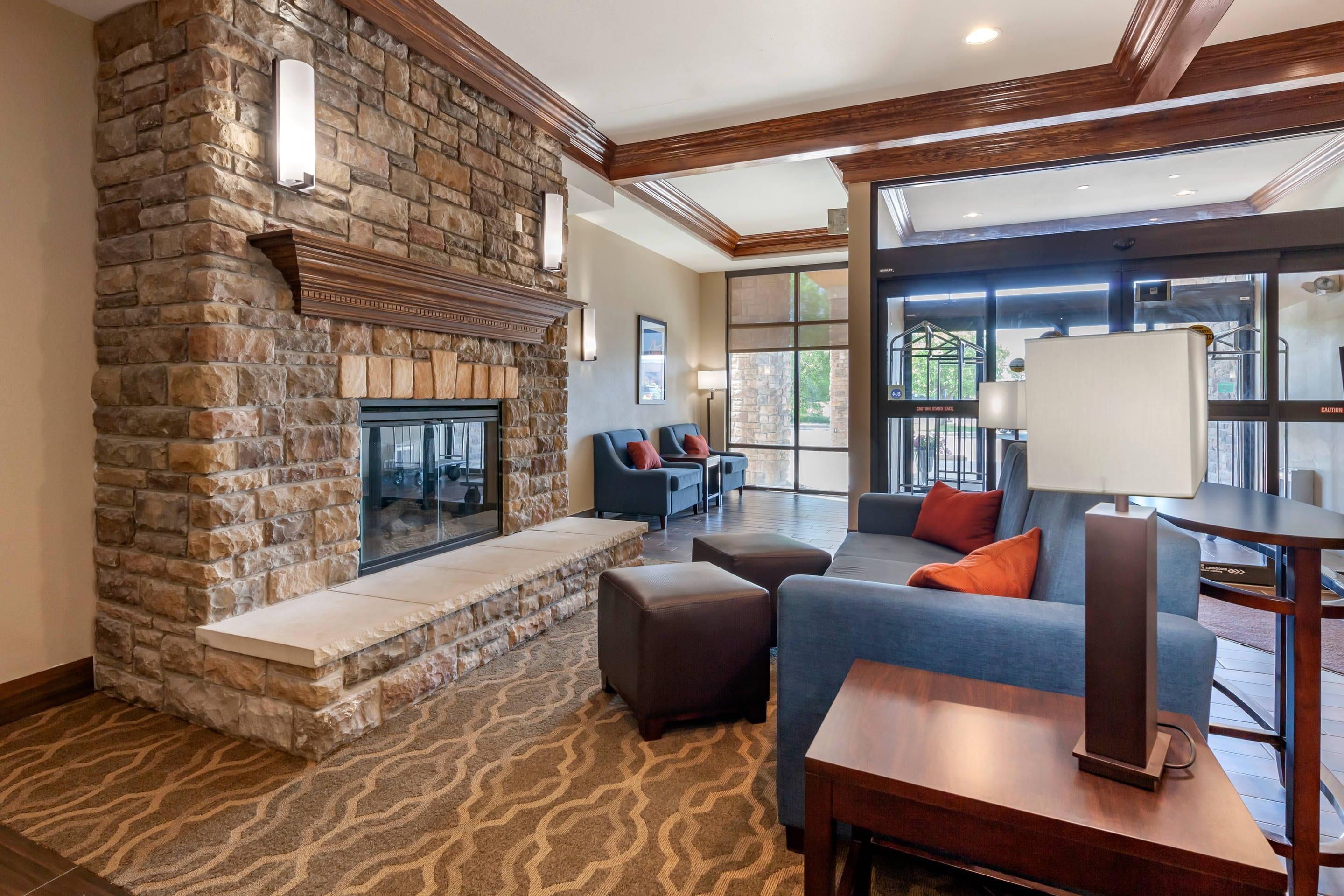 Lobby with sitting area | Comfort Suites Oshkosh