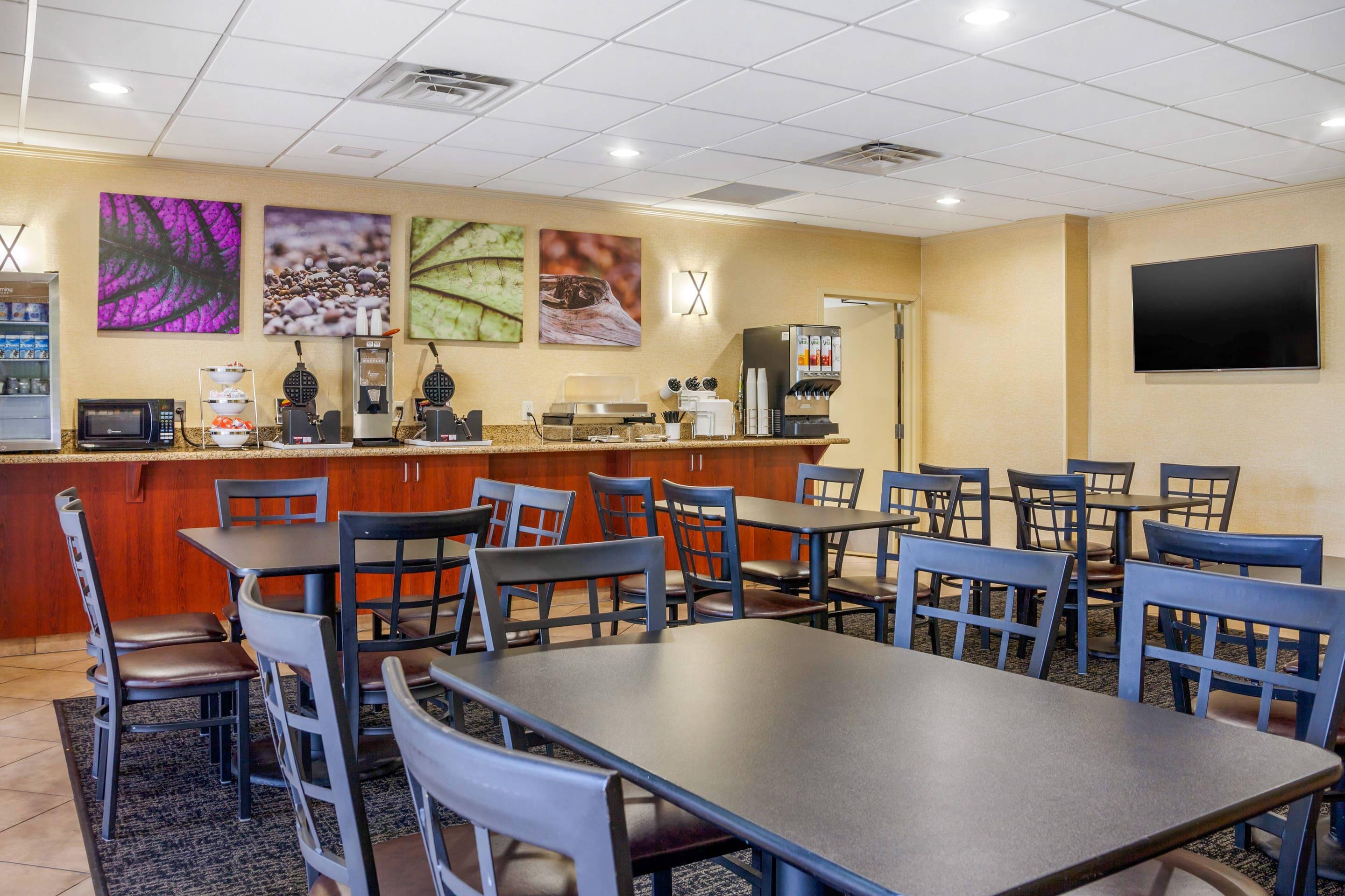 Breakfast area | Sleep Inn & Suites Airport Milwaukee