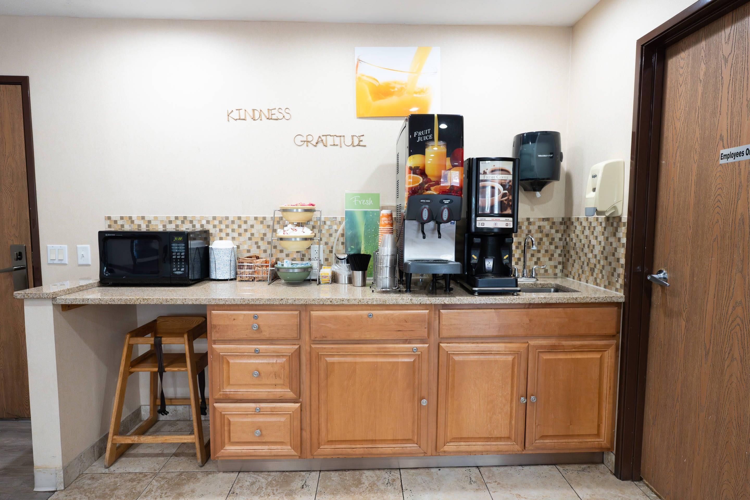 Breakfast area | Quality Inn & Suites Sun Prairie Madison East
