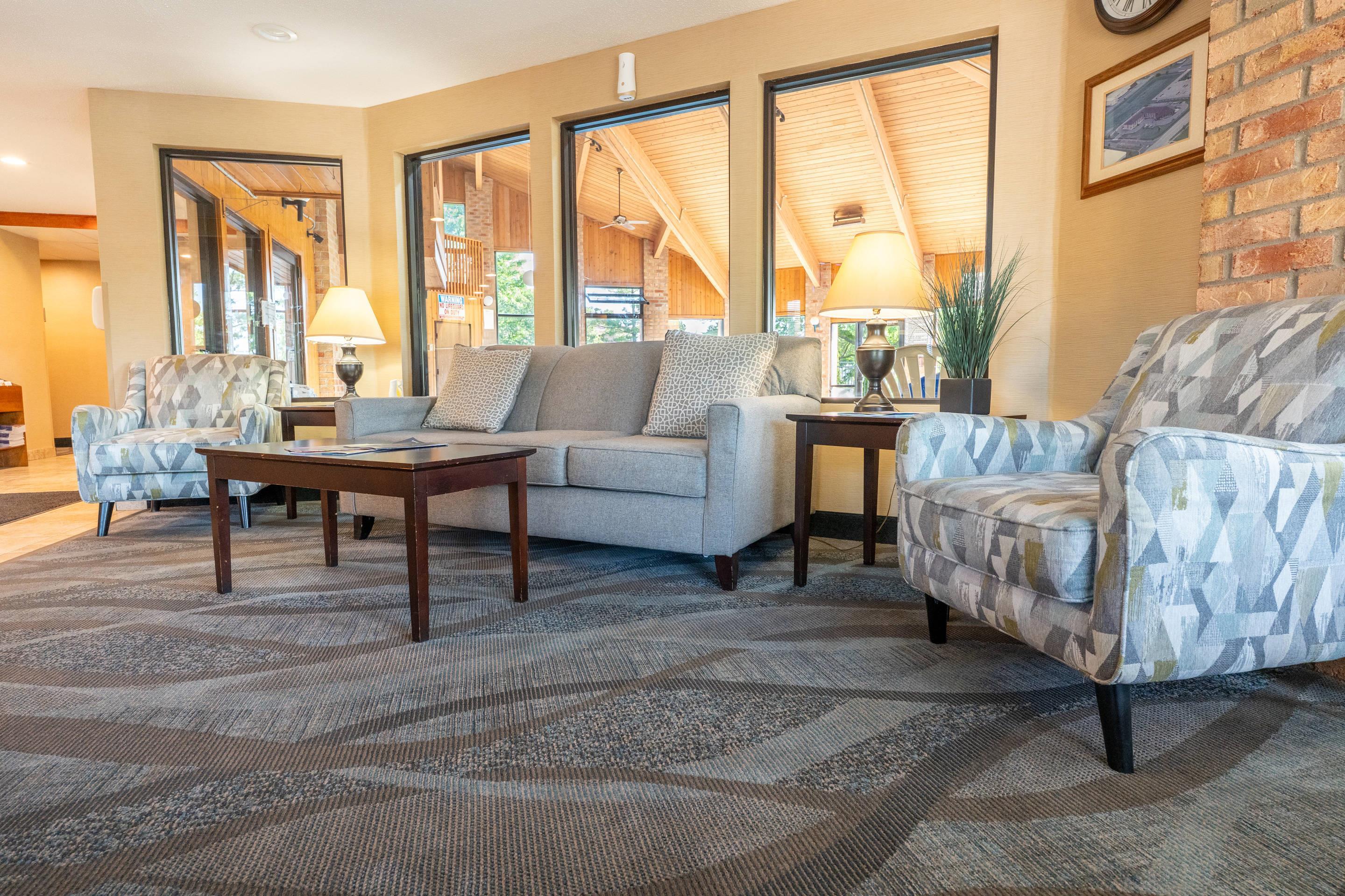 Hotel lobby | Quality Inn & Suites Sun Prairie Madison East