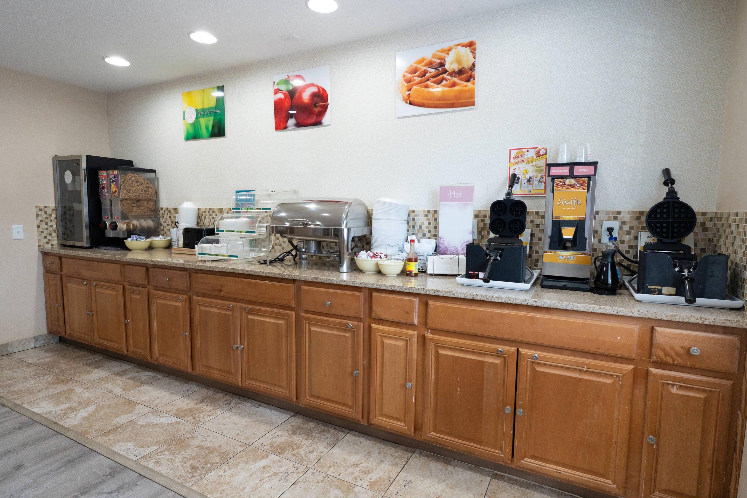 Breakfast area | Quality Inn & Suites Sun Prairie Madison East