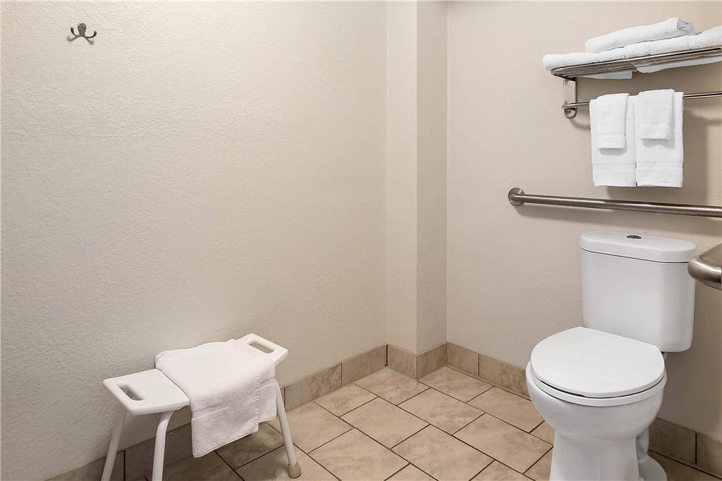 QUALITY INN JANESVILLE NORTH-guestroom-Guest Room,Bathroom,On-Site.jpg