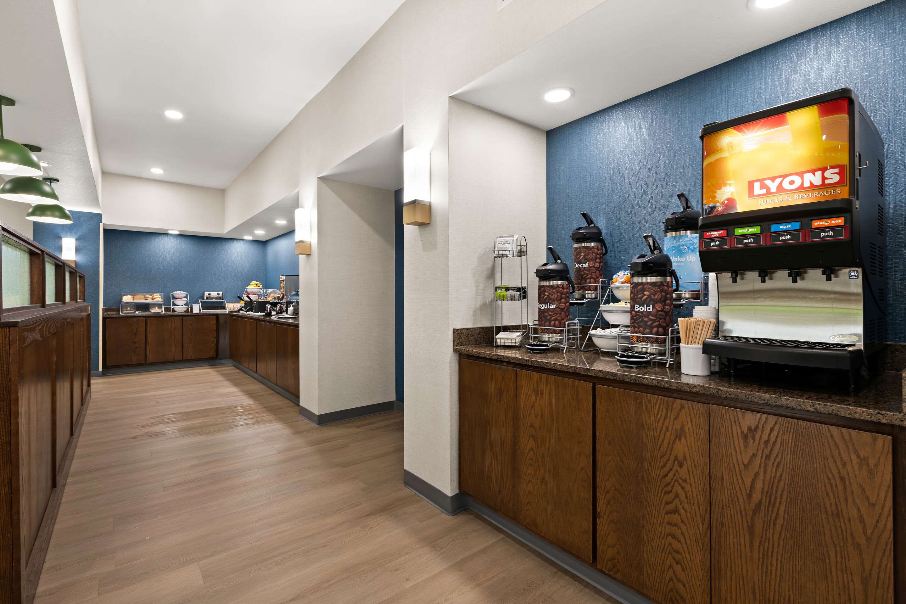 Breakfast area | Comfort Suites Hudson I-94