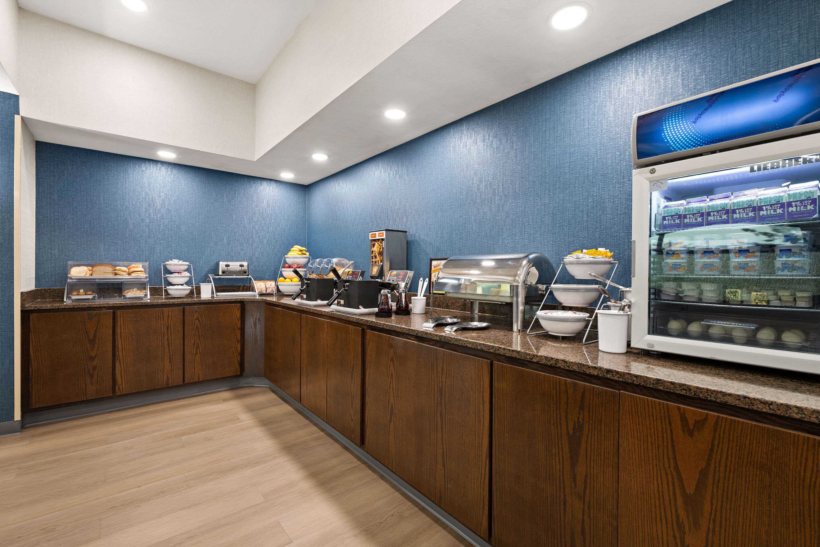 Breakfast area | Comfort Suites Hudson I-94