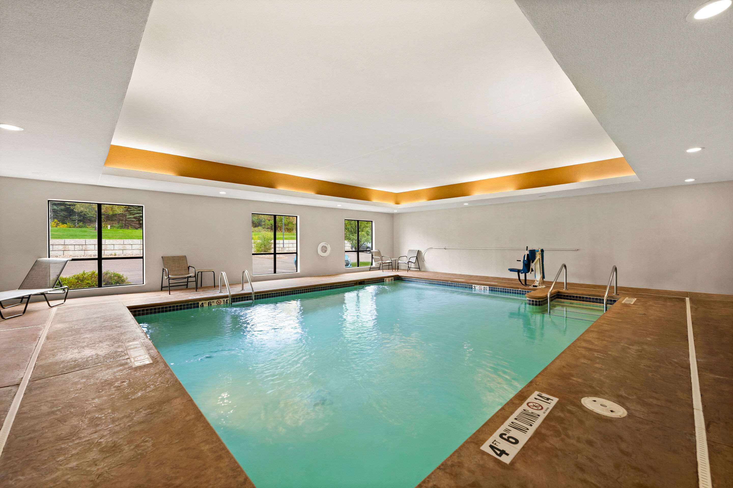 Indoor pool | Comfort Suites Hudson I-94