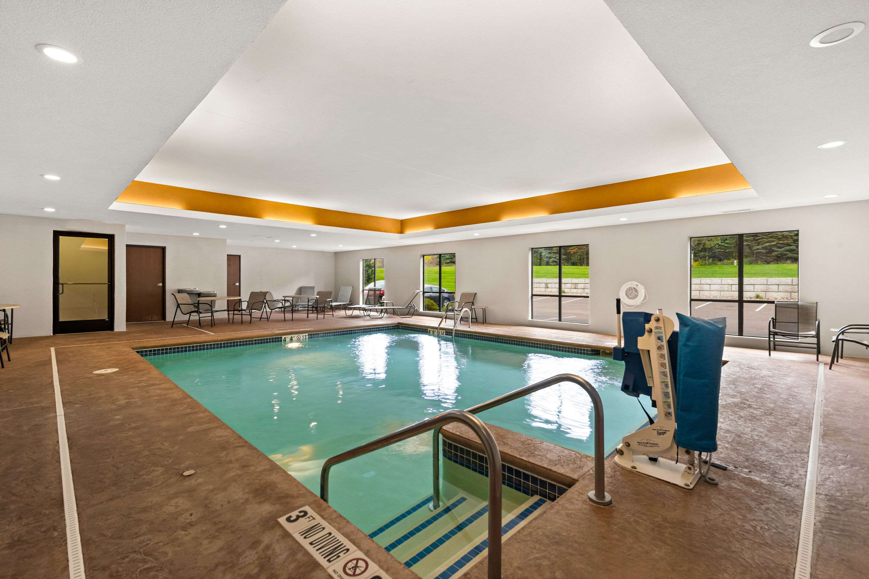 Indoor pool | Comfort Suites Hudson I-94