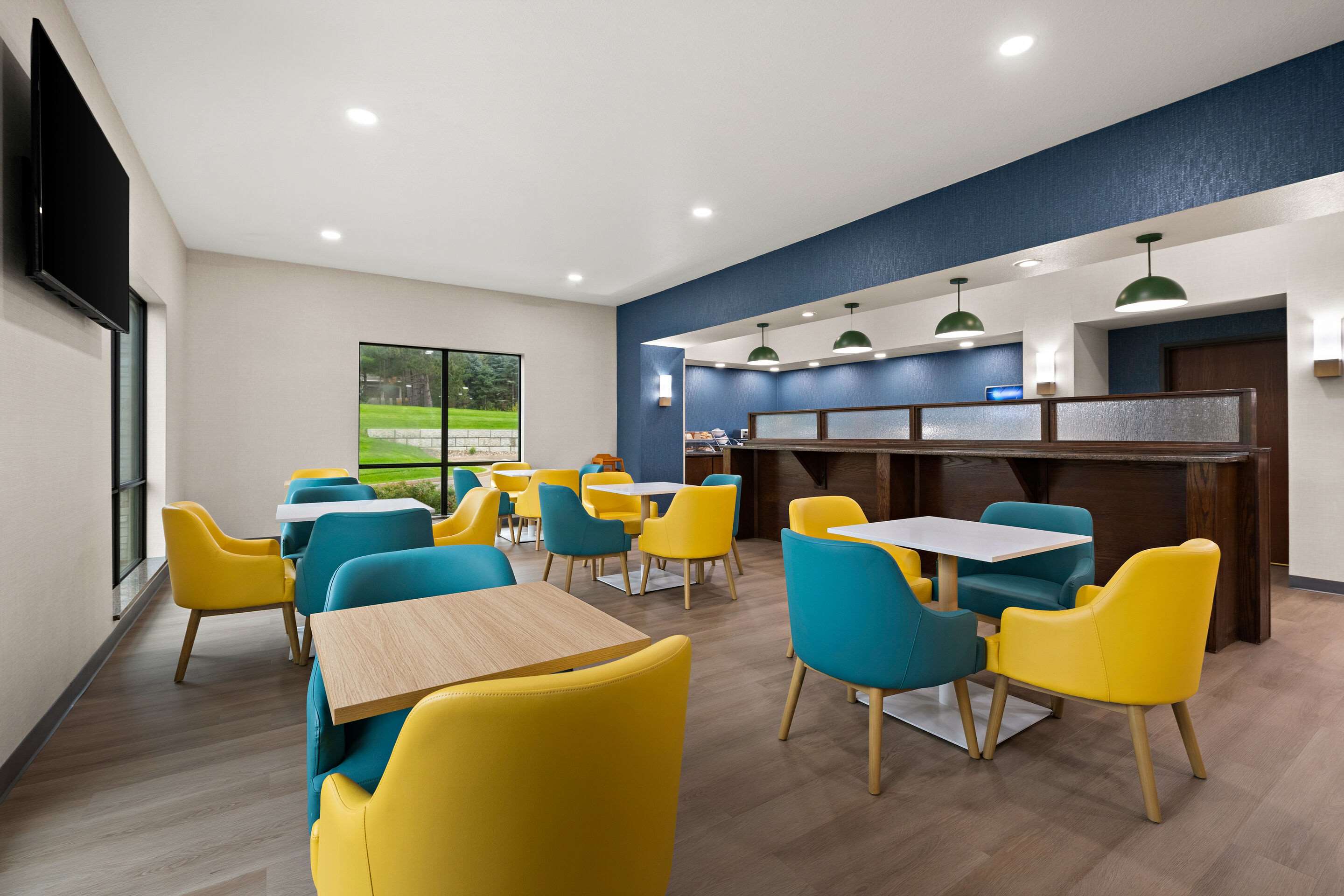 Enjoy breakfast in this seating area | Comfort Suites Hudson I-94