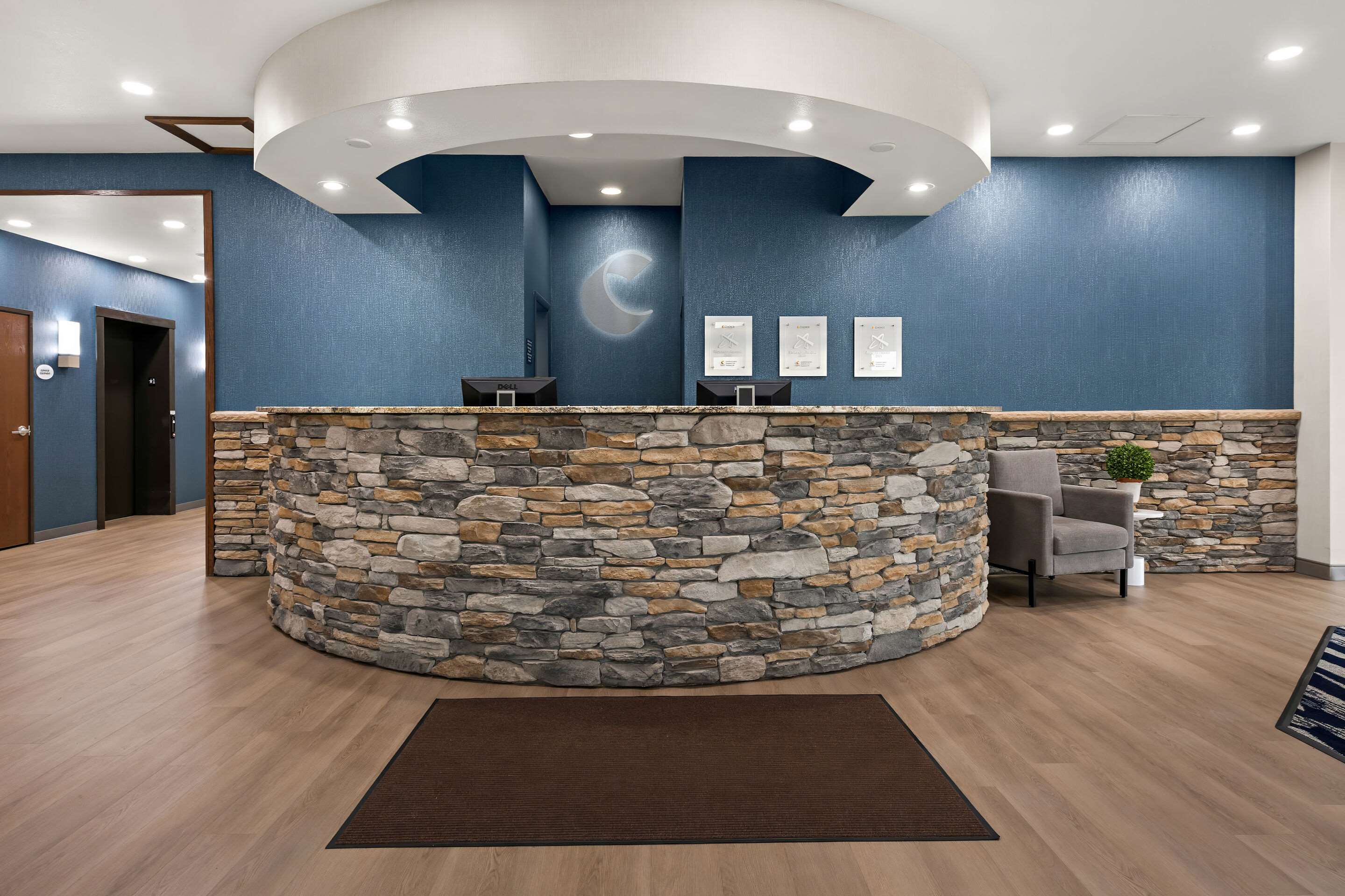 Front desk | Comfort Suites Hudson I-94