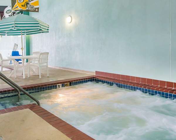Pool - Quality Inn Lambeau Field Green Bay