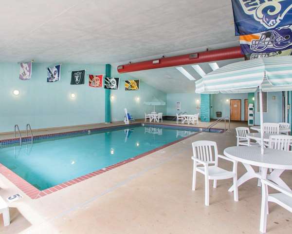 Pool - Quality Inn Lambeau Field Green Bay
