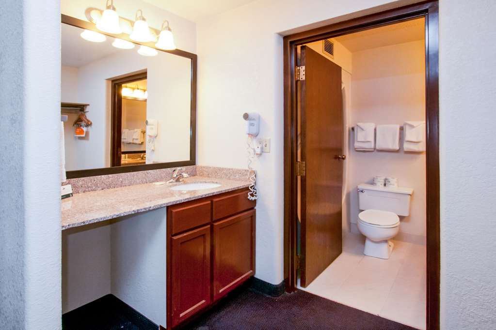 QUALITY INN STADIUM AREA GREEN BAY-guestroom-Guest Room,Bathroom,On-Site.jpg