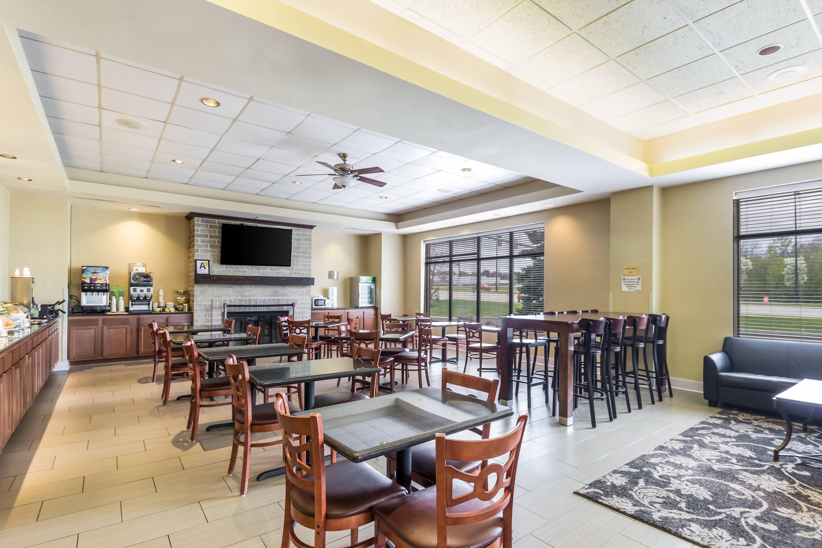 Breakfast area | Quality Suites Milwaukee Airport