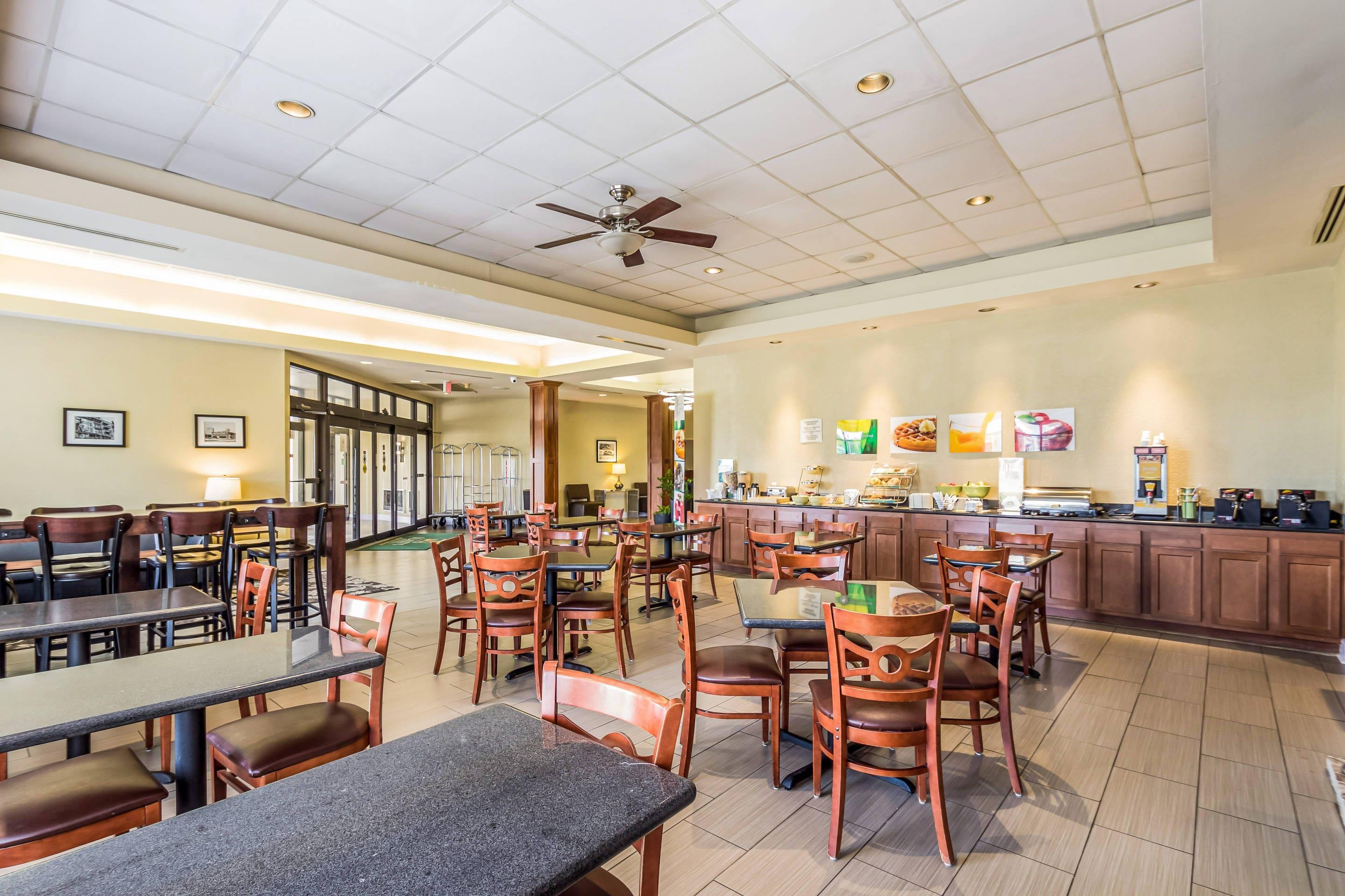 Breakfast area | Quality Suites Milwaukee Airport