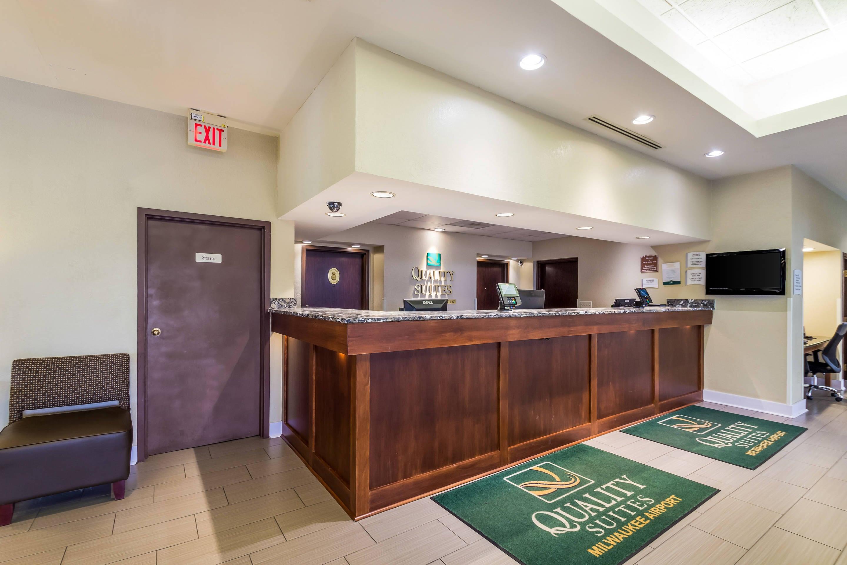 Spacious lobby | Quality Suites Milwaukee Airport