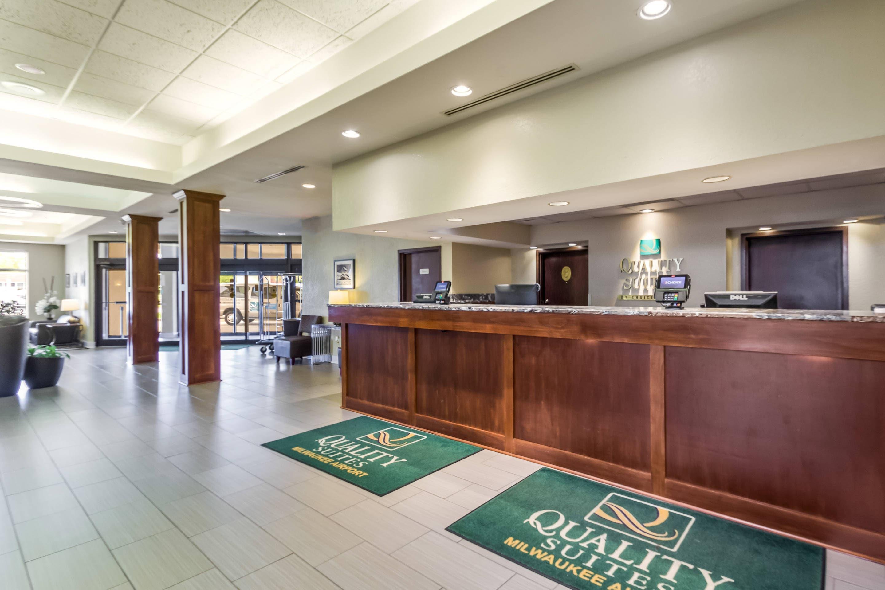 Spacious lobby | Quality Suites Milwaukee Airport