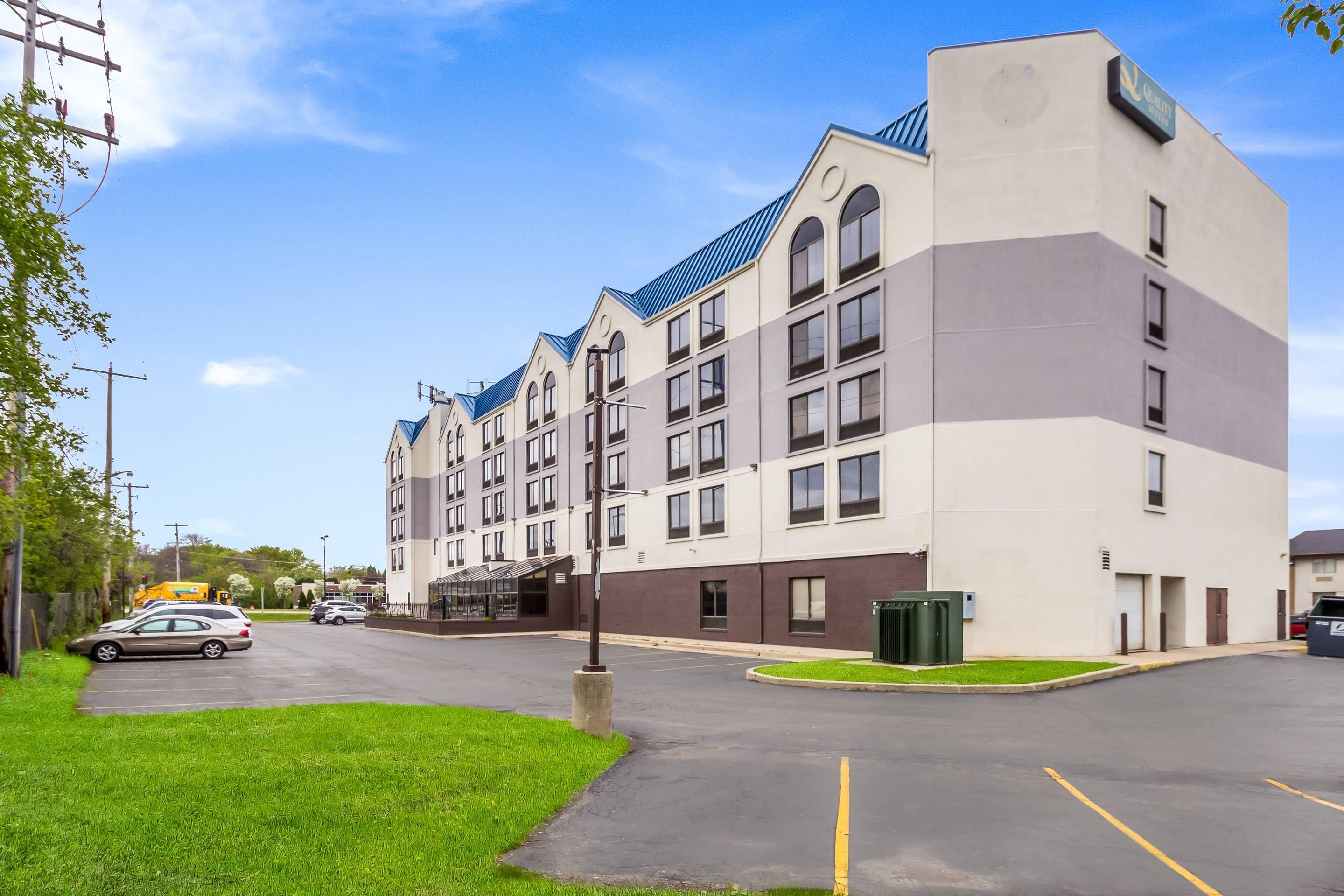 Hotel exterior | Quality Suites Milwaukee Airport