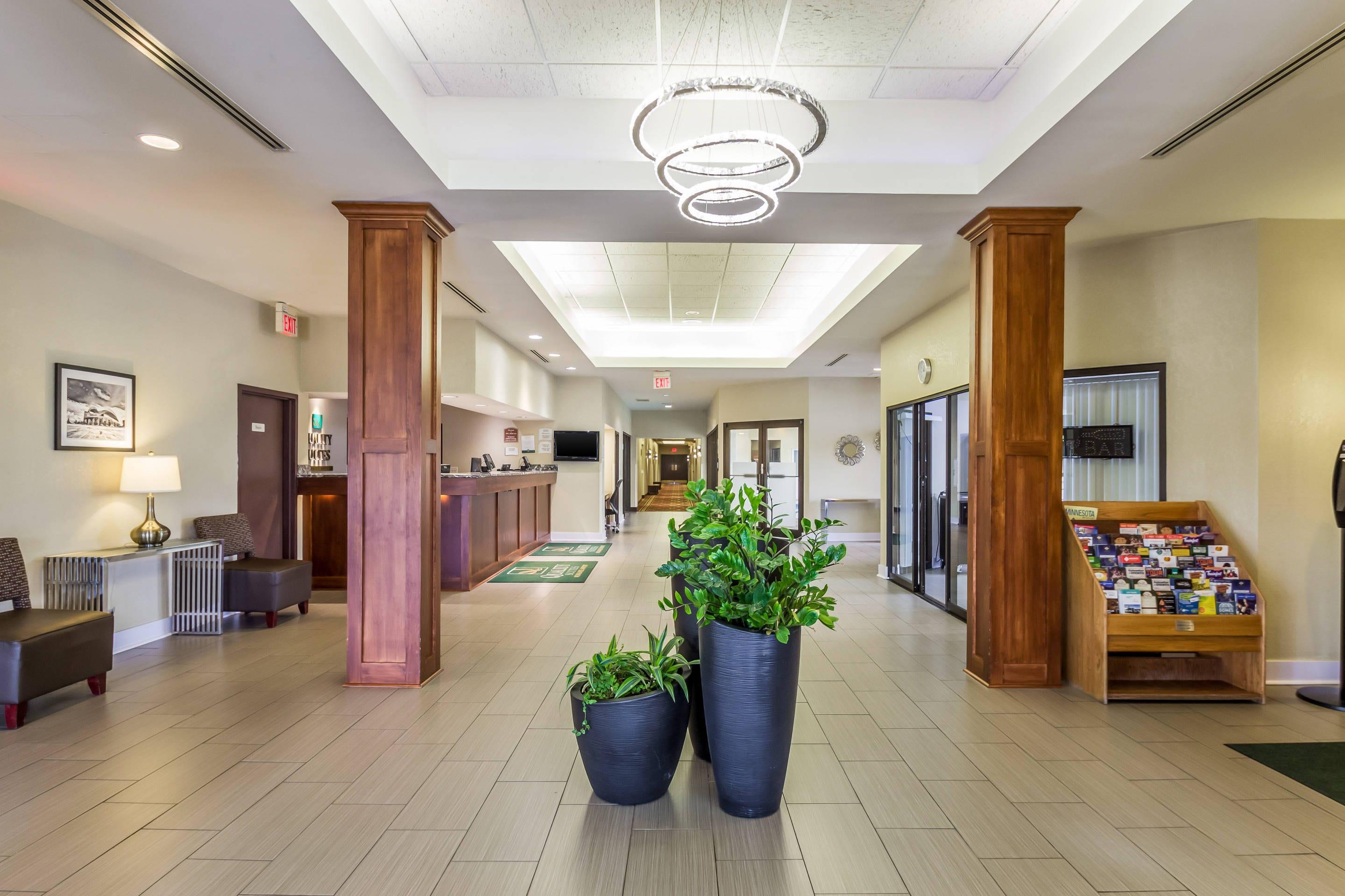 Spacious lobby | Quality Suites Milwaukee Airport