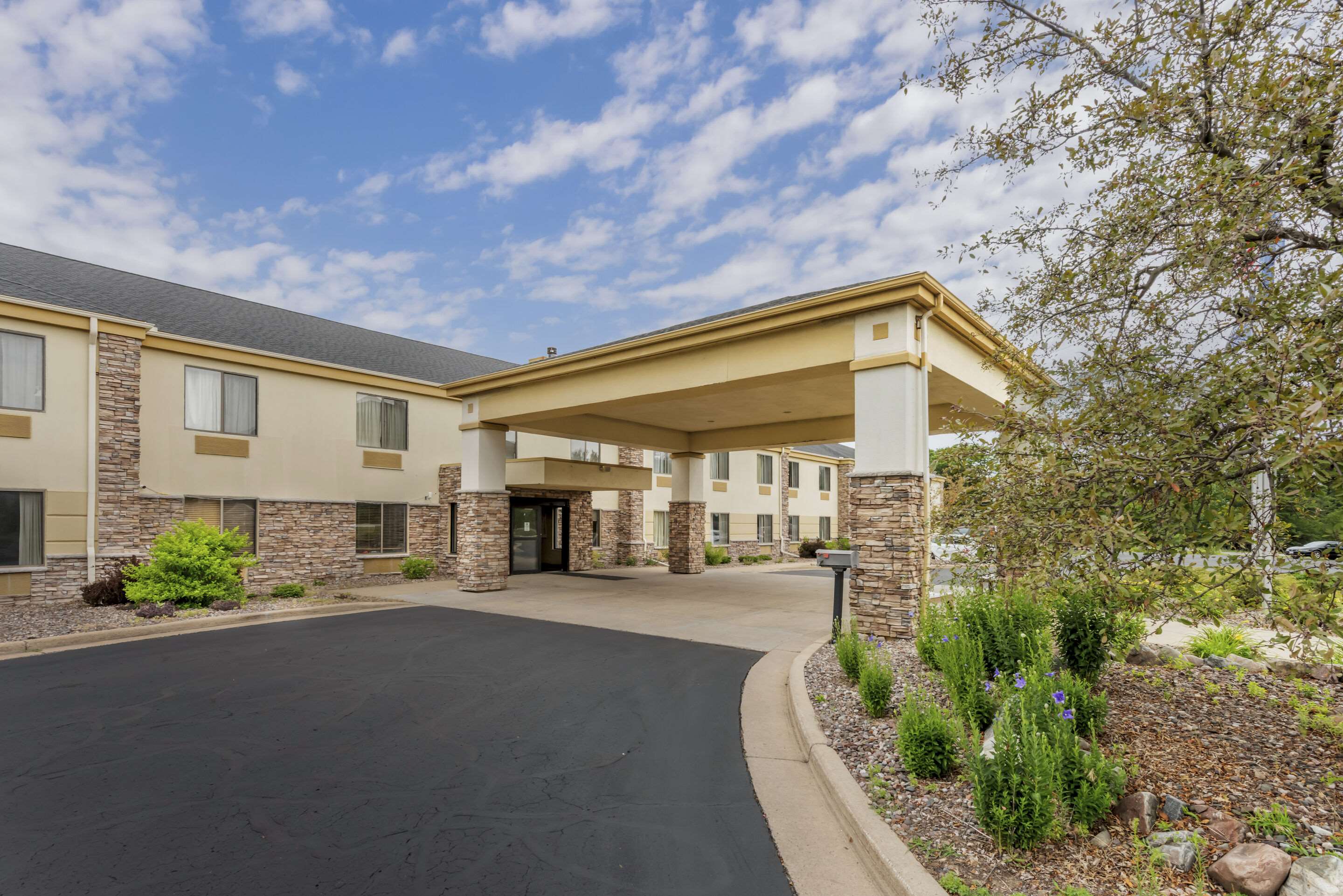 Hotel exterior | Comfort Inn & Suites Black River Falls I-94