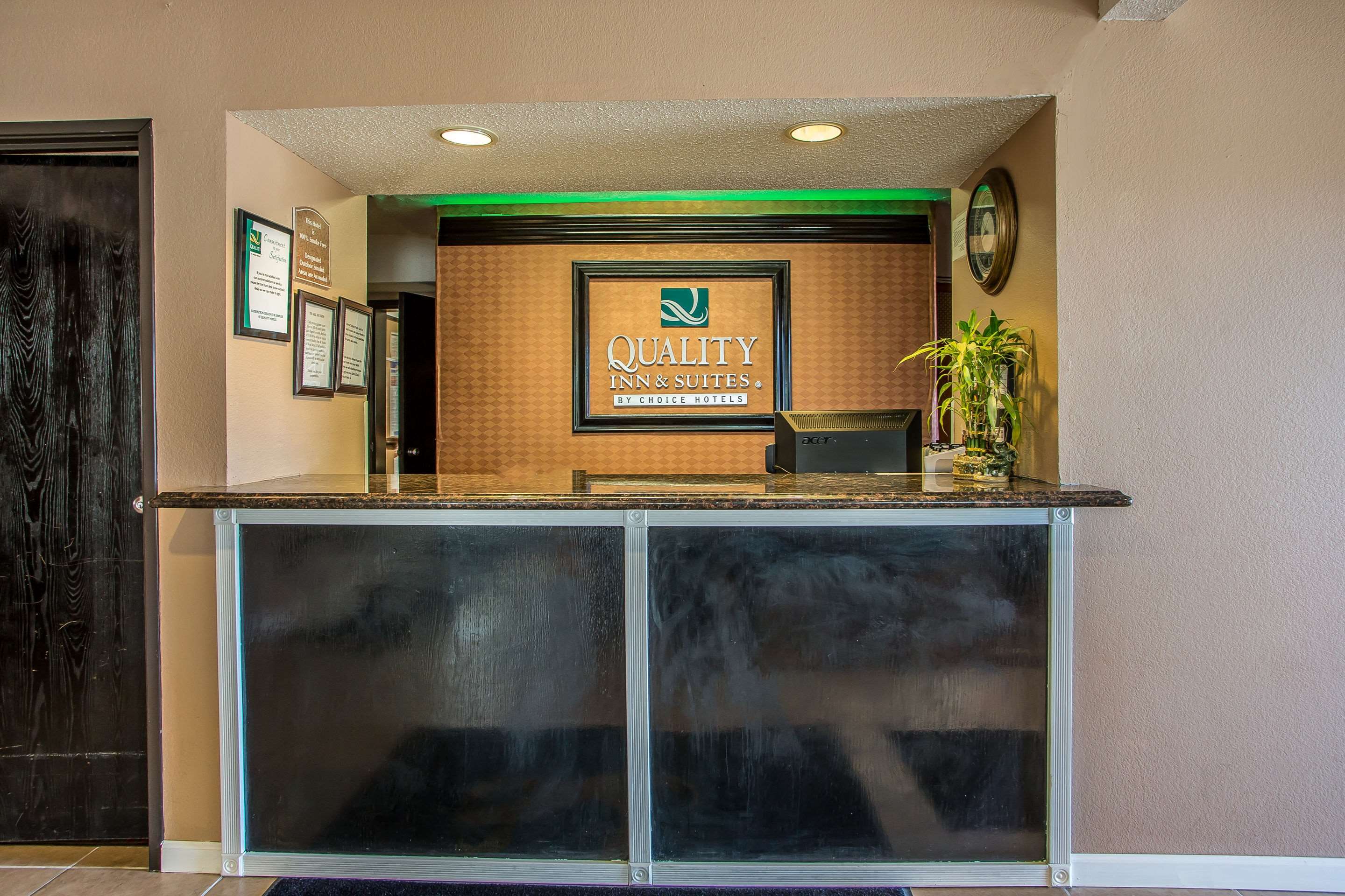 Hotel front desk | Quality Inn & Suites West Bend